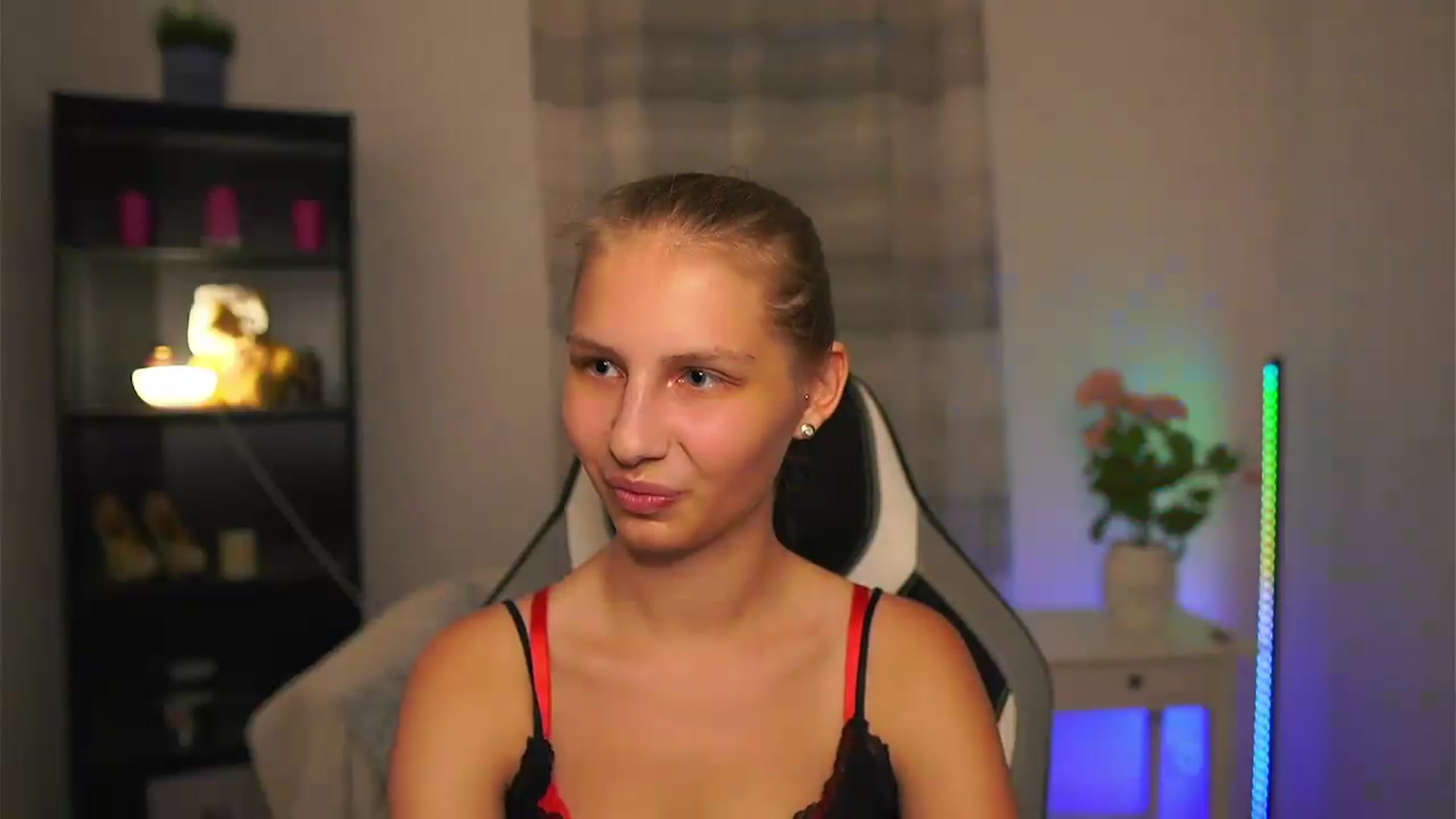 Gallery image thumbnail from Emmie_murray's myfreecams stream on, 06/18/2026, 19:04 image 13 of 20