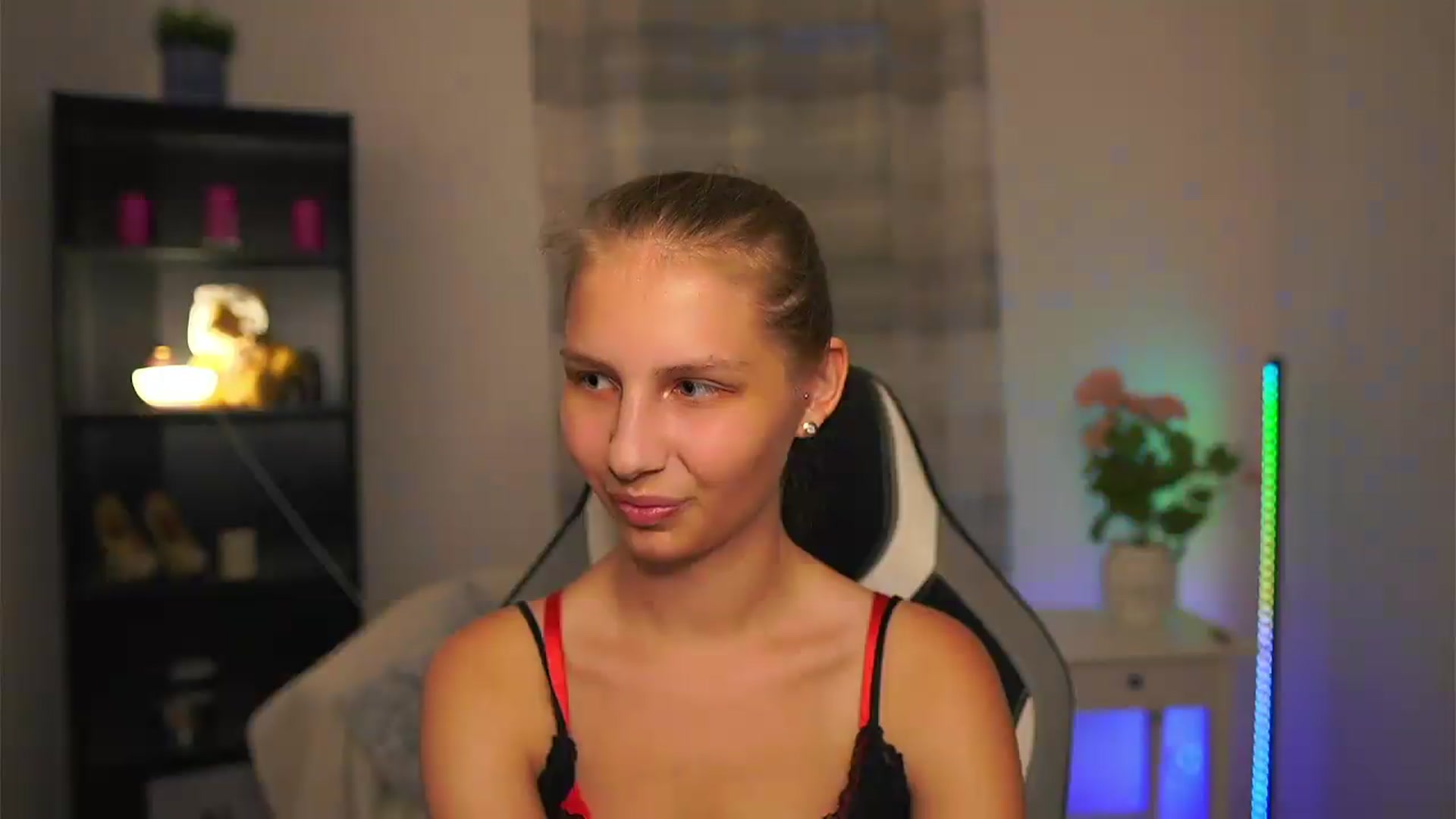 Gallery image thumbnail from Emmie_murray's myfreecams stream on, 06/18/2026, 19:04 image 6 of 20