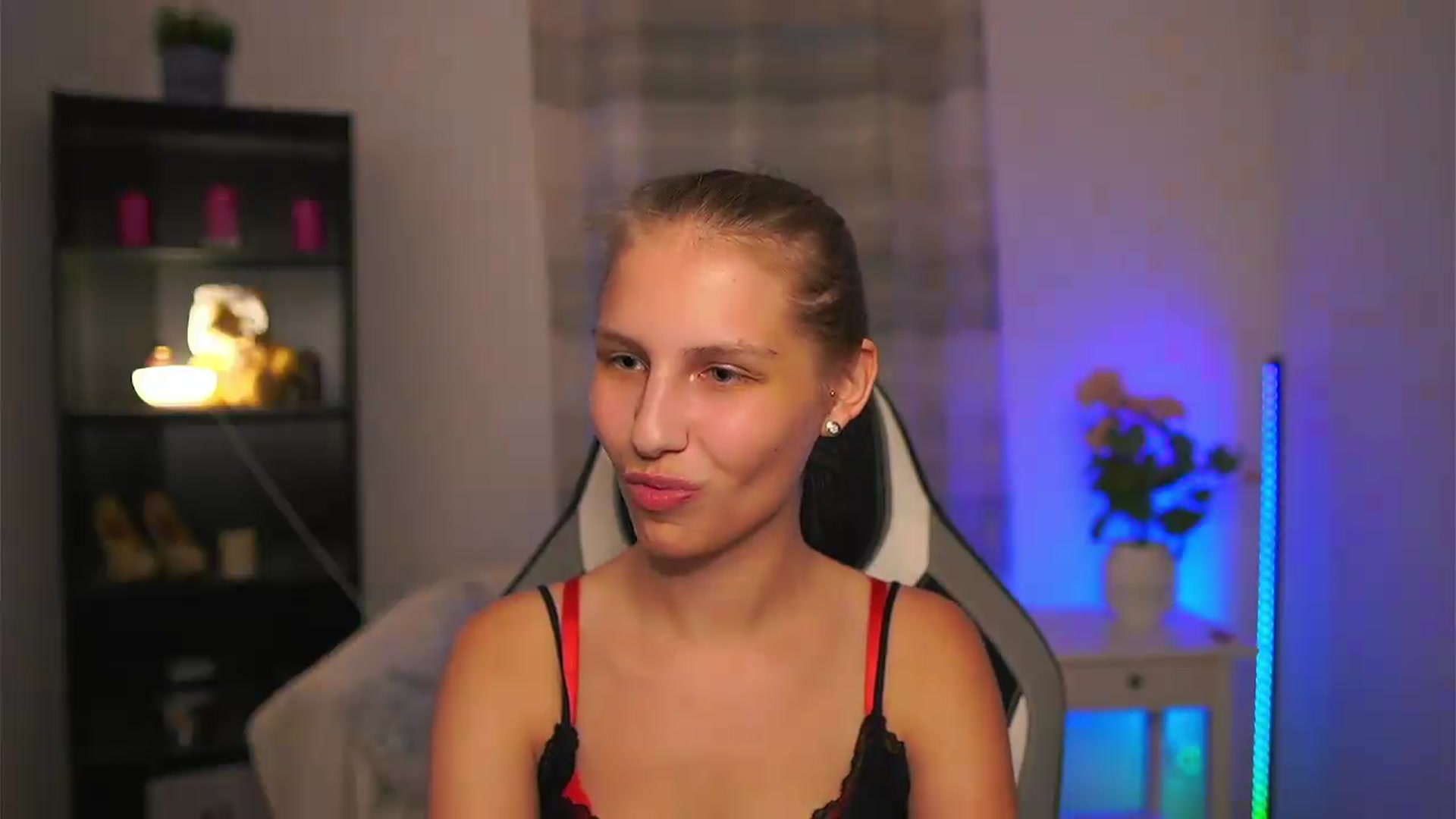 Gallery image thumbnail from Emmie_murray's myfreecams stream on, 06/18/2026, 19:04 image 15 of 20