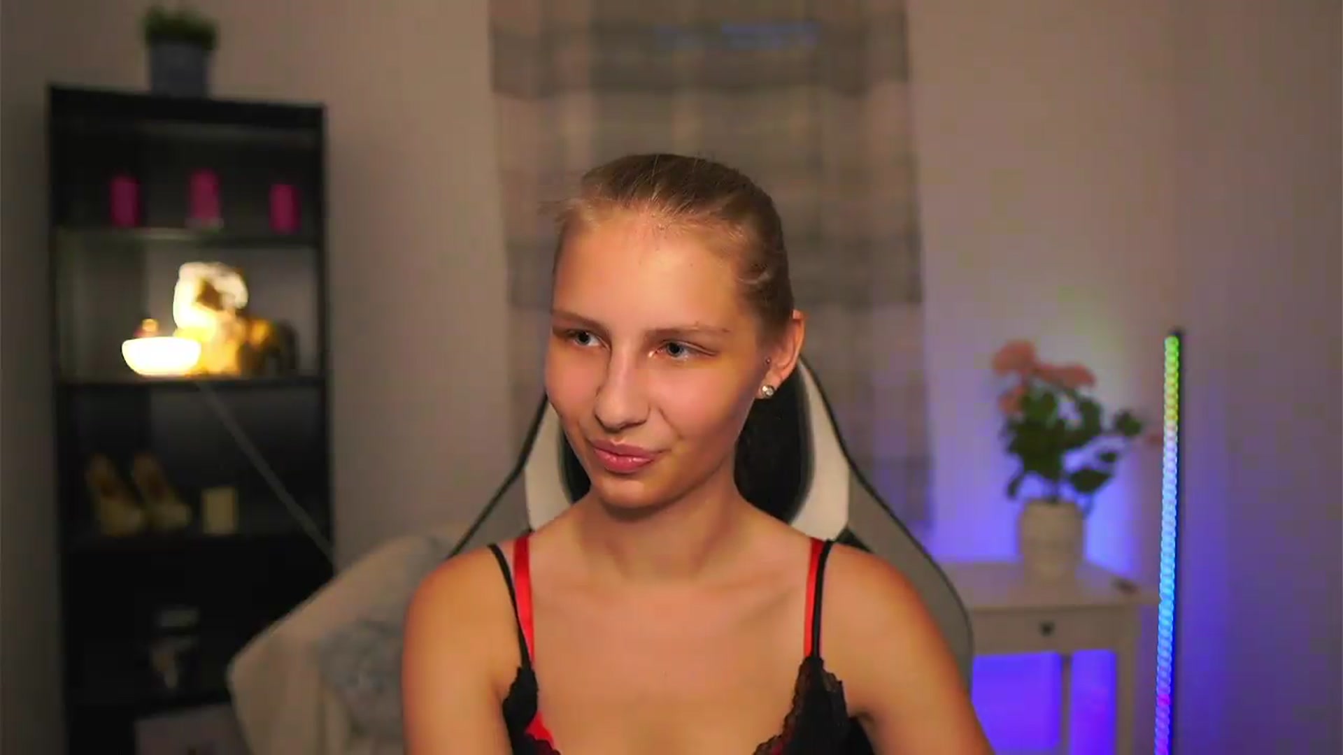 Gallery image thumbnail from Emmie_murray's myfreecams stream on, 06/18/2026, 19:04 image 2 of 20