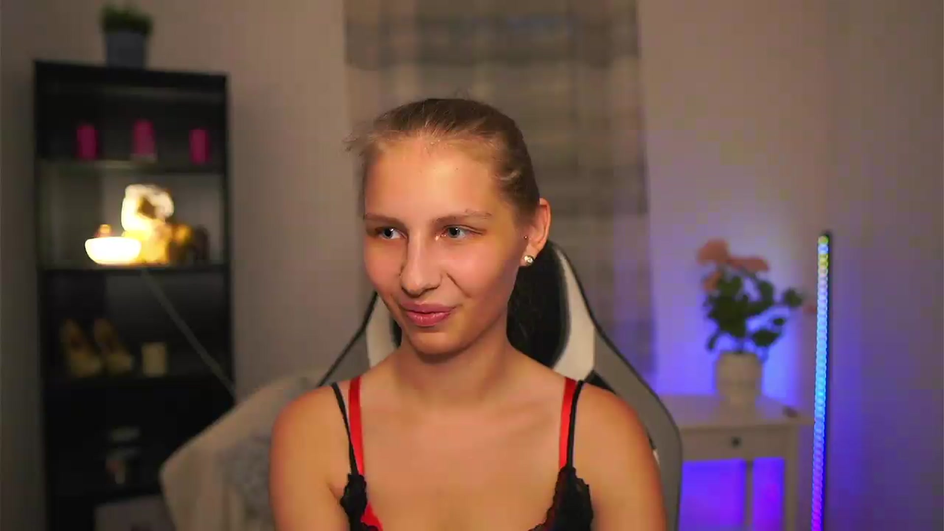 Gallery image thumbnail from Emmie_murray's myfreecams stream on, 06/18/2026, 19:04 image 9 of 20