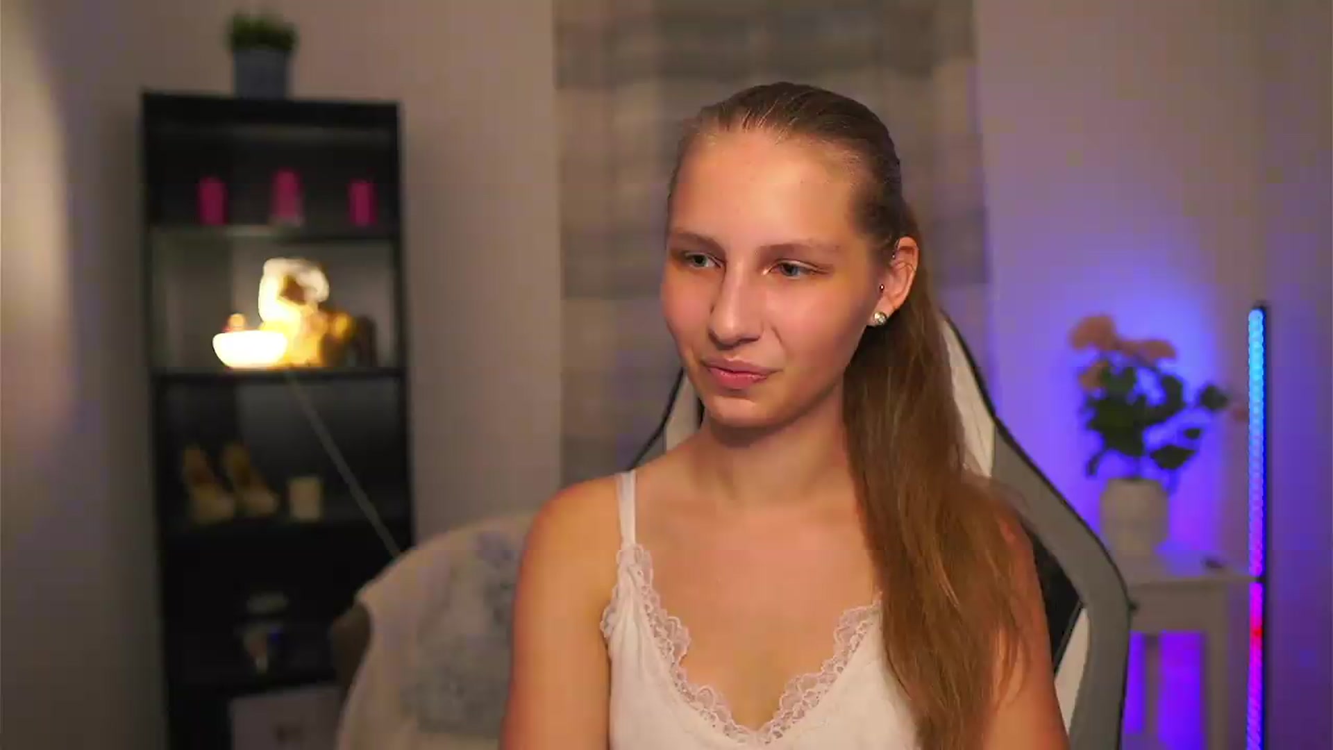 Gallery image thumbnail from Emmie_murray's myfreecams stream on, 06/19/2026, 19:54 image 1 of 20