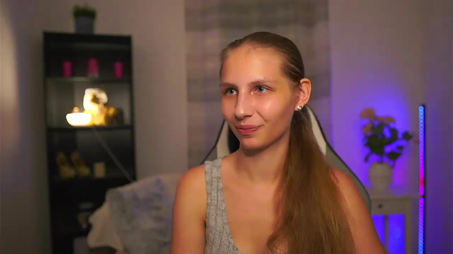 Gallery image thumbnail from Emmie_murray's myfreecams stream on, 06/25/2026, 20:23 image 2 of 20