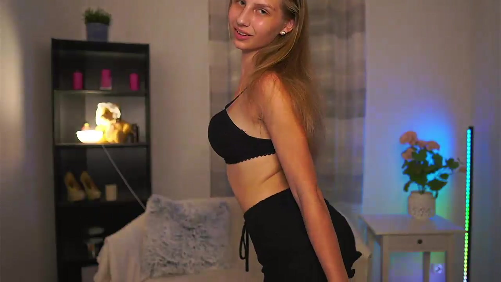 Gallery image thumbnail from Emmie_murray's myfreecams stream on, 06/25/2026, 23:04 image 13 of 20