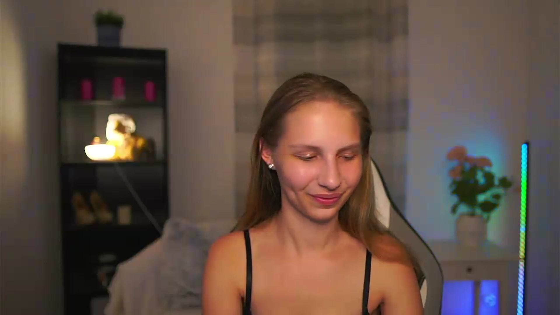 Gallery image thumbnail from Emmie_murray's myfreecams stream on, 06/25/2026, 23:04 image 12 of 20