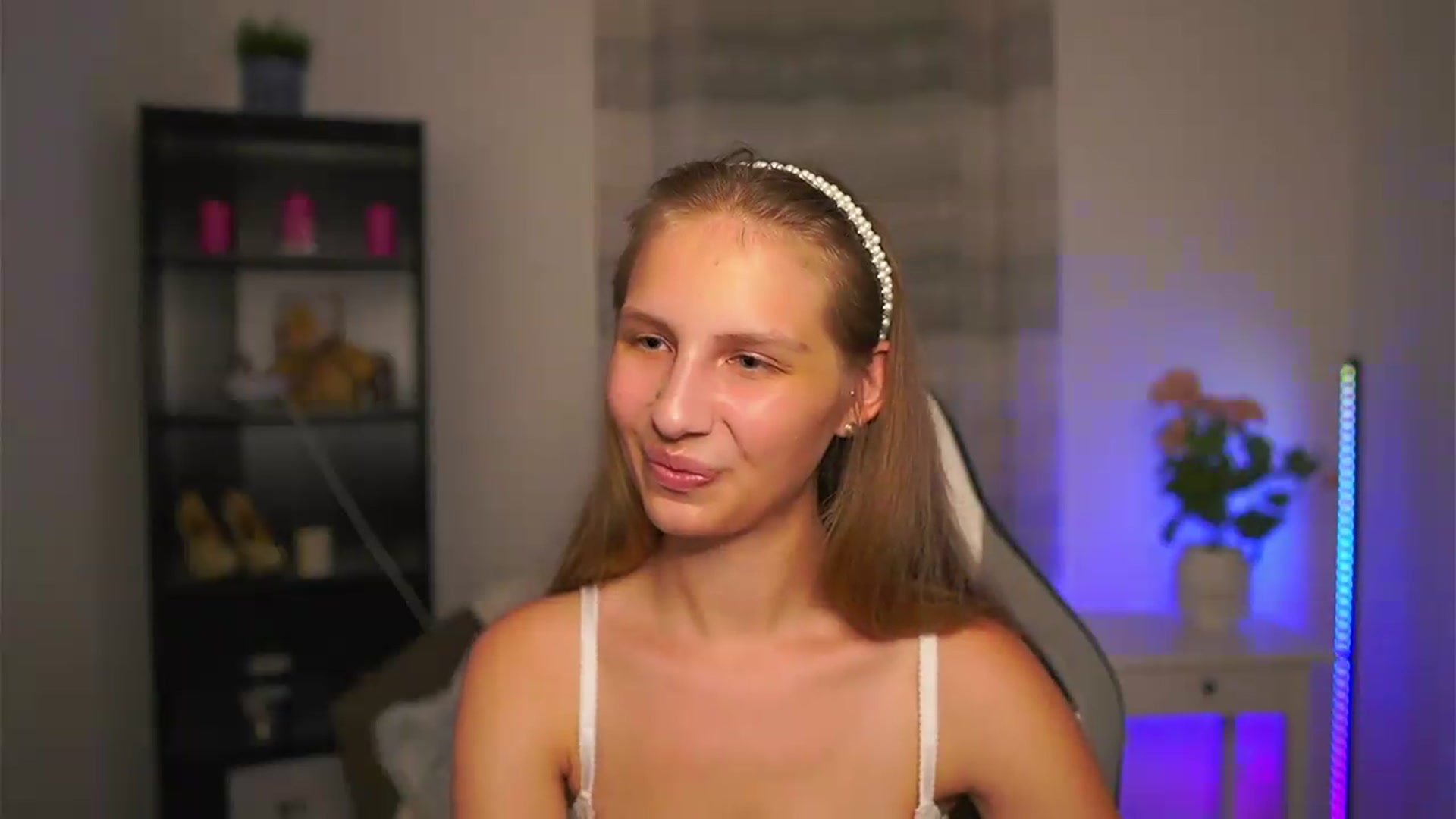 Gallery image thumbnail from Emmie_murray's myfreecams stream on, 06/26/2026, 21:52 image 18 of 20