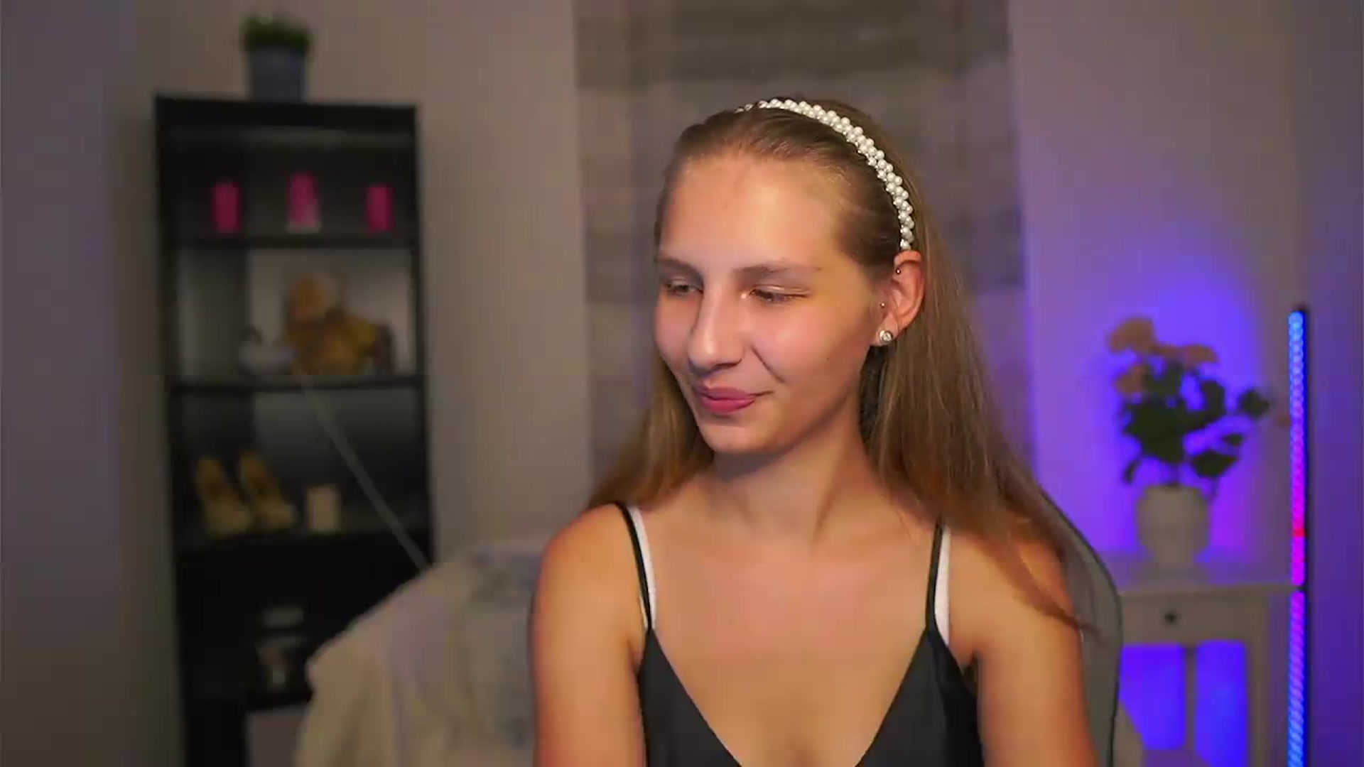 Gallery image thumbnail from Emmie_murray's myfreecams stream on, 06/26/2026, 21:52 image 3 of 20