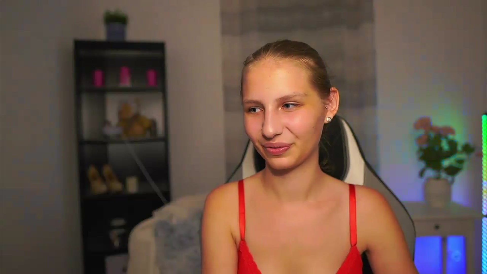 Gallery image thumbnail from Emmie_murray's myfreecams stream on, 06/27/2026, 20:14 image 16 of 20