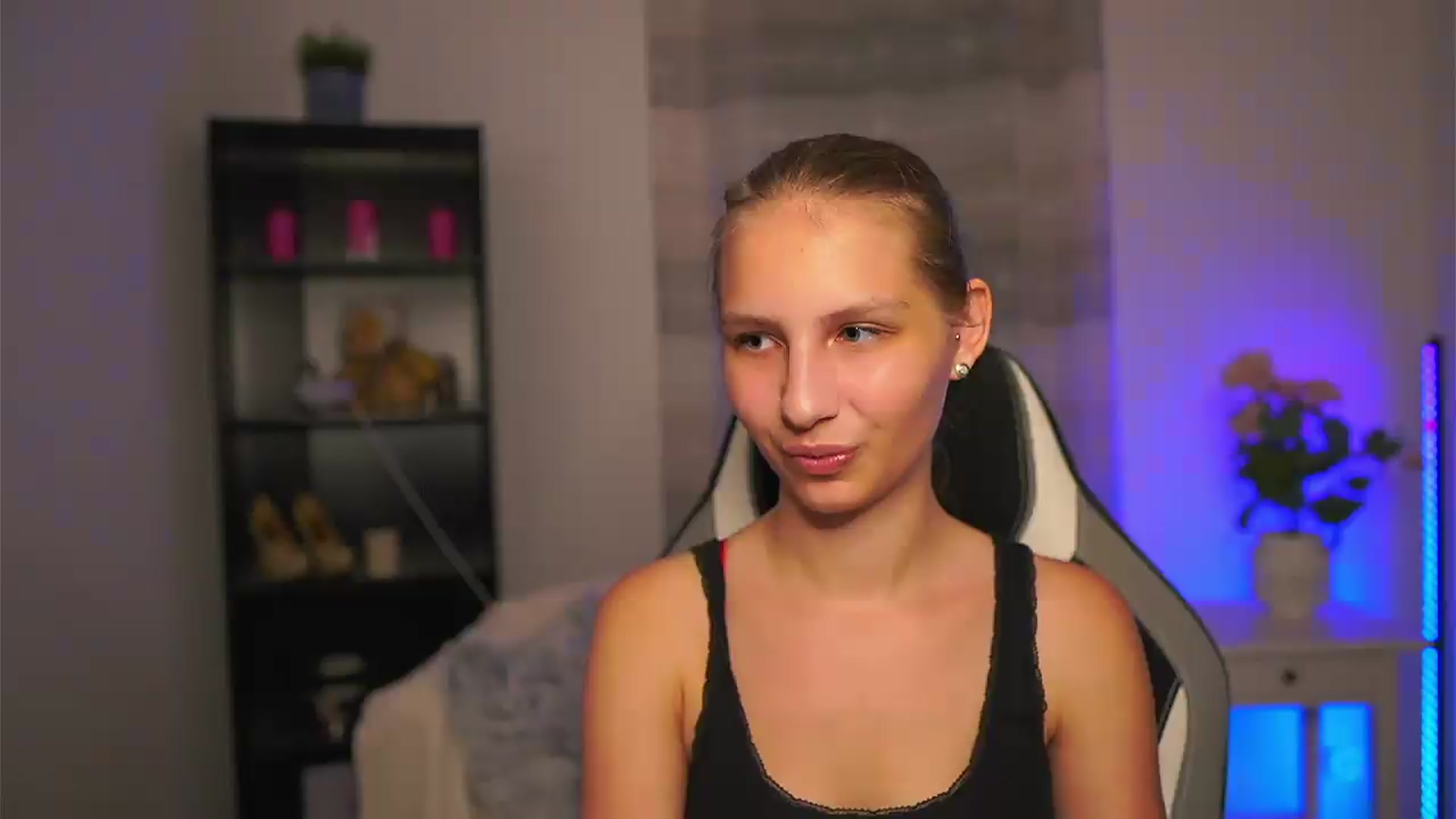 Gallery image thumbnail from Emmie_murray's myfreecams stream on, 06/27/2026, 20:14 image 1 of 20
