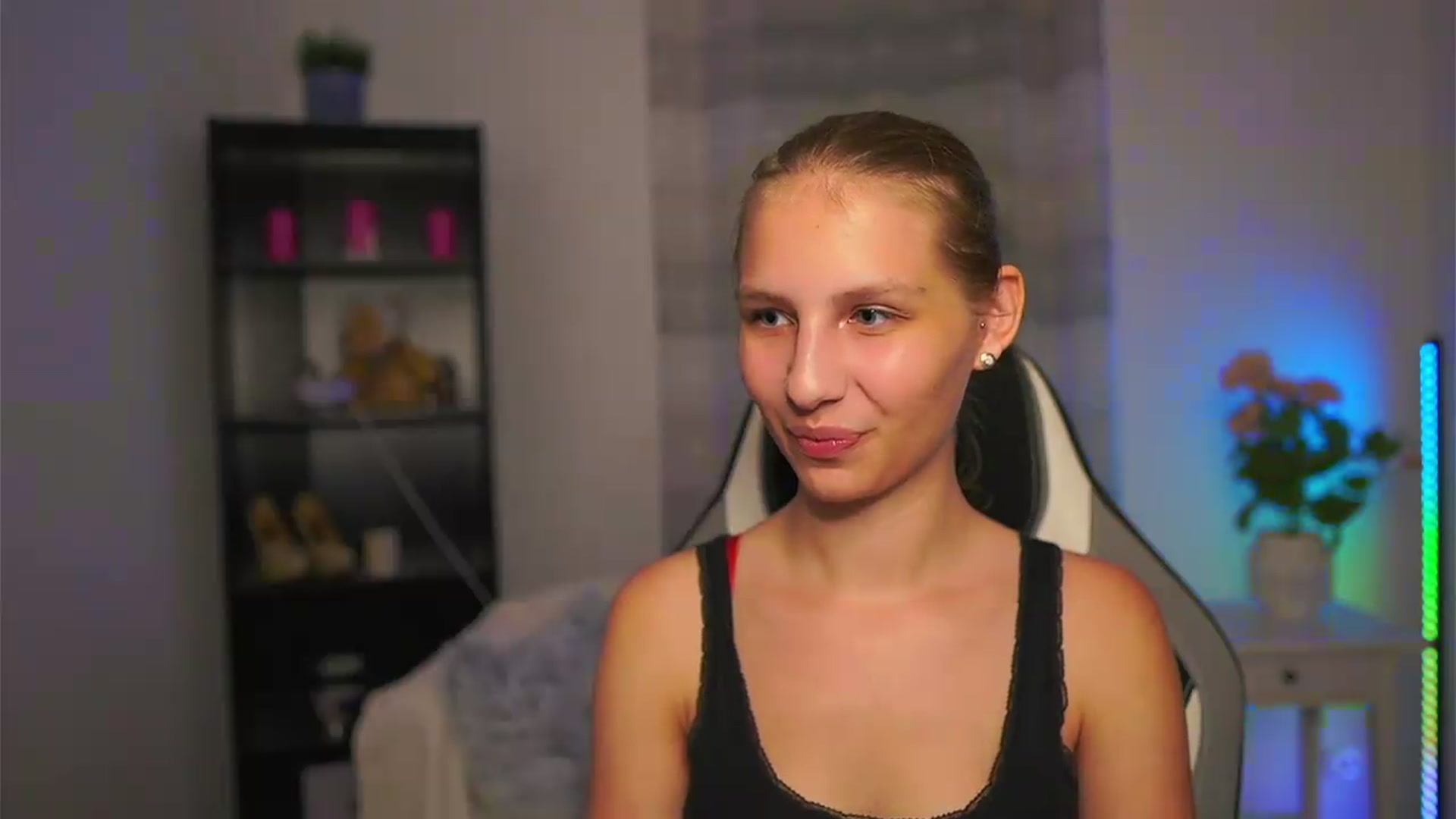 Gallery image thumbnail from Emmie_murray's myfreecams stream on, 06/27/2026, 20:14 image 3 of 20