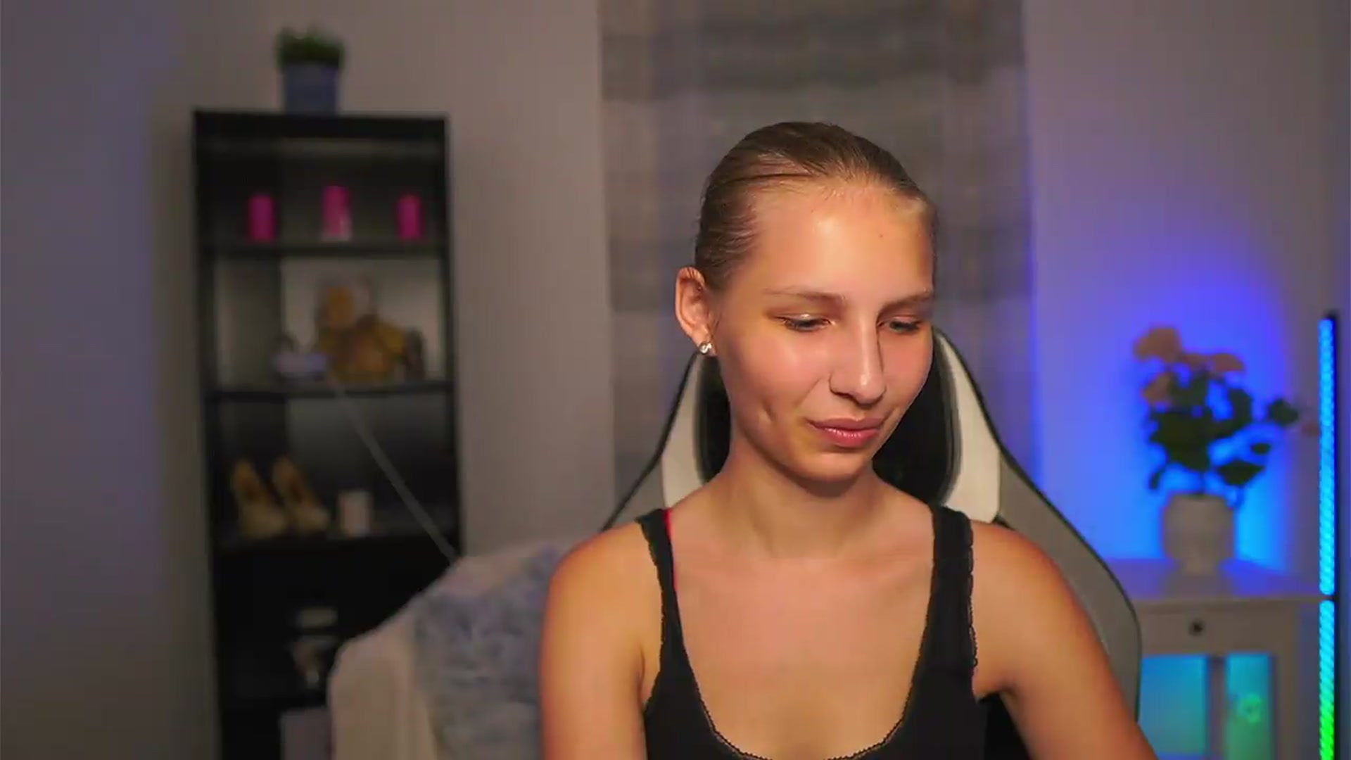 Gallery image thumbnail from Emmie_murray's myfreecams stream on, 06/27/2026, 20:14 image 2 of 20
