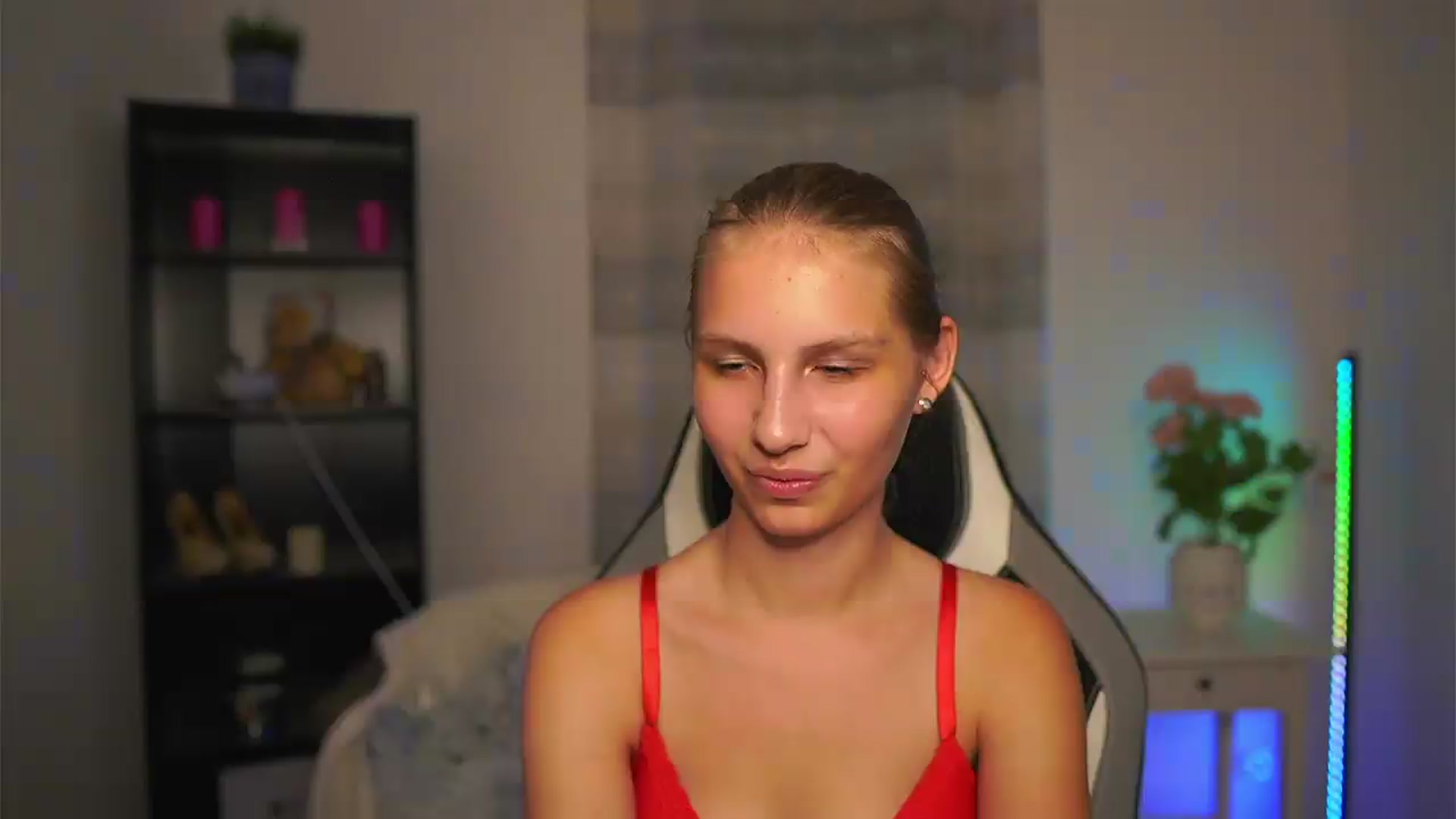 Gallery image thumbnail from Emmie_murray's myfreecams stream on, 06/27/2026, 22:57 image 7 of 20