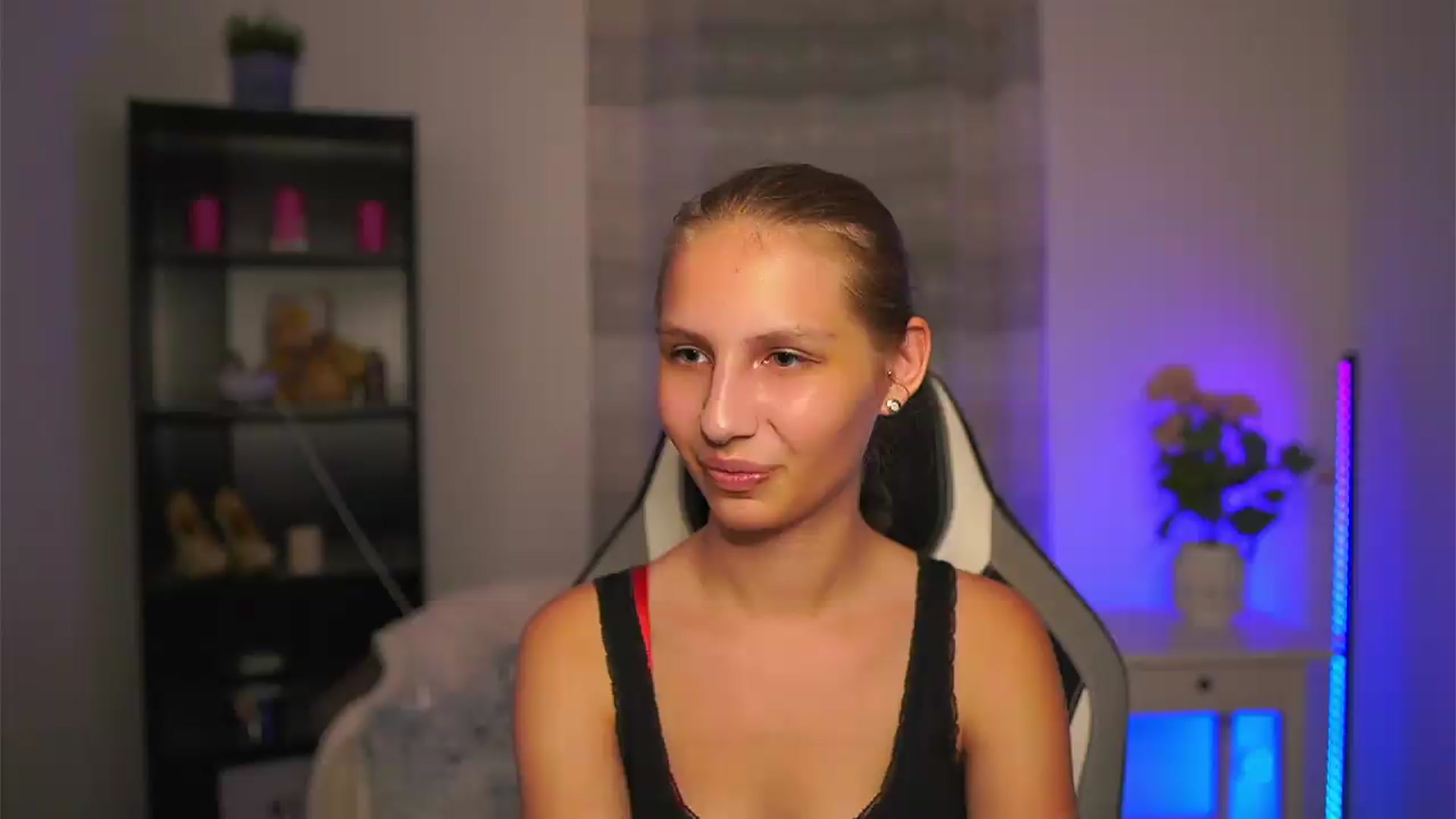 Gallery image thumbnail from Emmie_murray's myfreecams stream on, 06/27/2026, 22:57 image 1 of 20