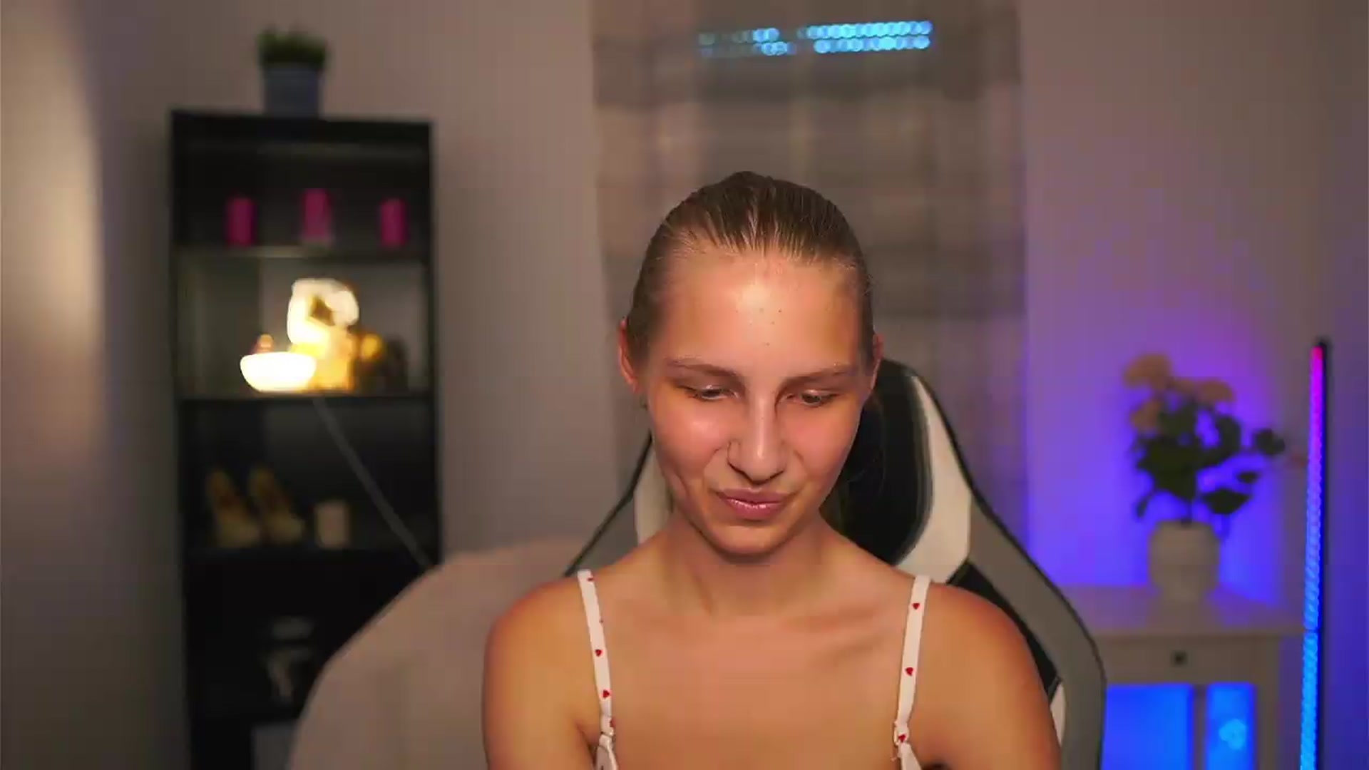 Gallery image thumbnail from Emmie_murray's myfreecams stream on, 06/28/2026, 15:18 image 16 of 20