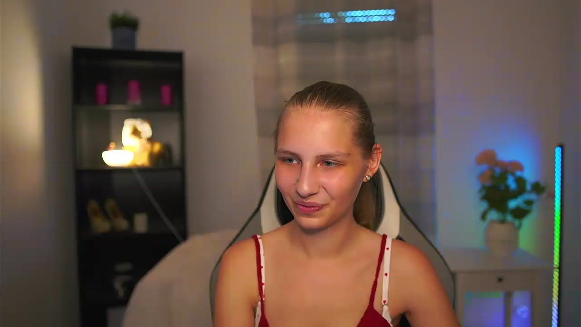 Gallery image thumbnail from Emmie_murray's myfreecams stream on, 06/28/2026, 15:18 image 9 of 20