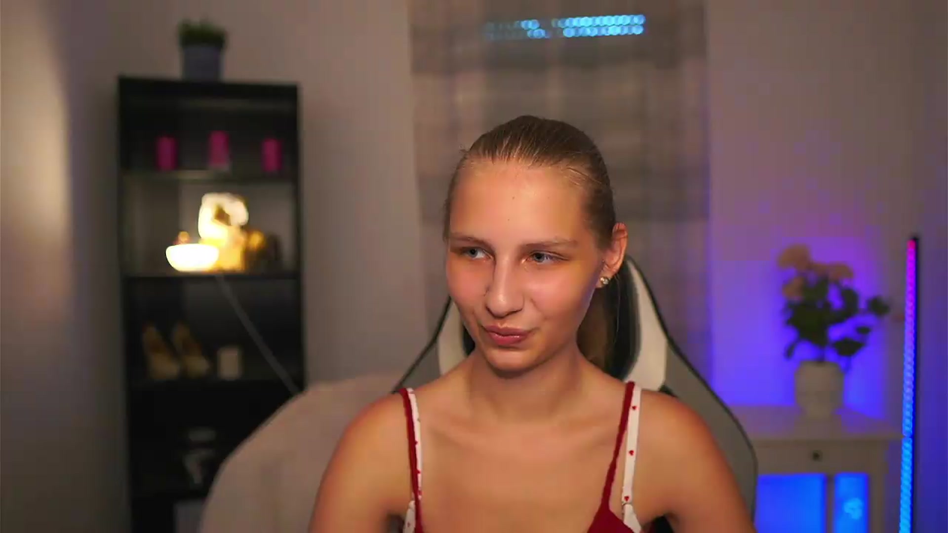 Gallery image thumbnail from Emmie_murray's myfreecams stream on, 06/28/2026, 15:18 image 8 of 20