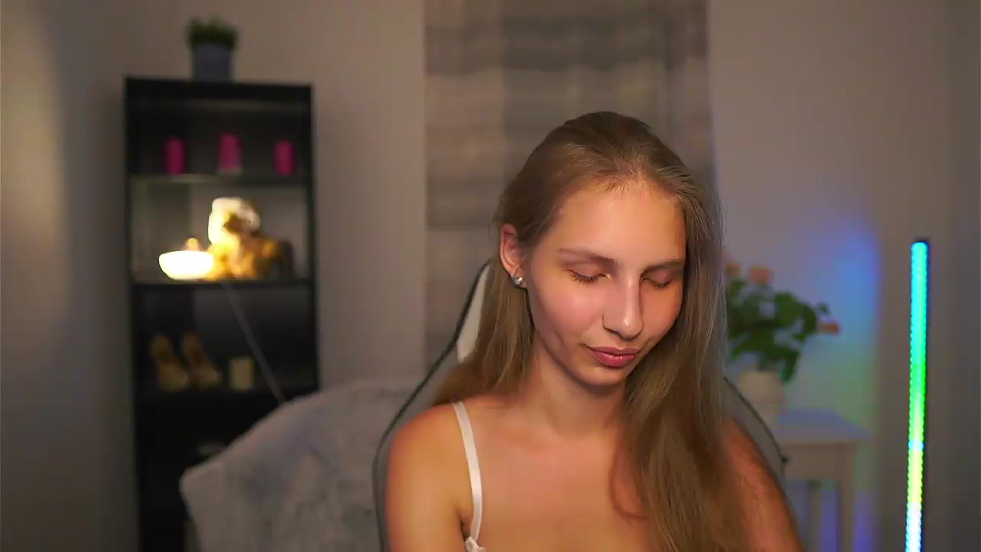 Gallery image thumbnail from Emmie_murray's myfreecams stream on, 07/05/2026, 22:36 image 14 of 20