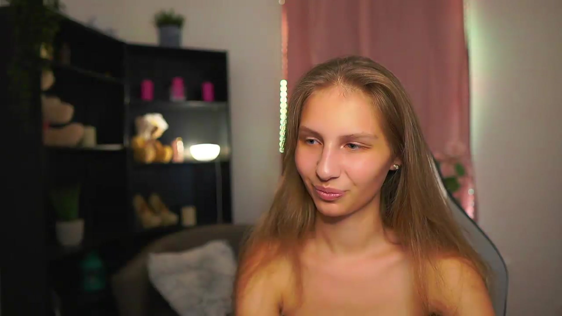 Gallery image thumbnail from Emmie_murray's myfreecams stream on, 07/06/2026, 21:43 image 7 of 20
