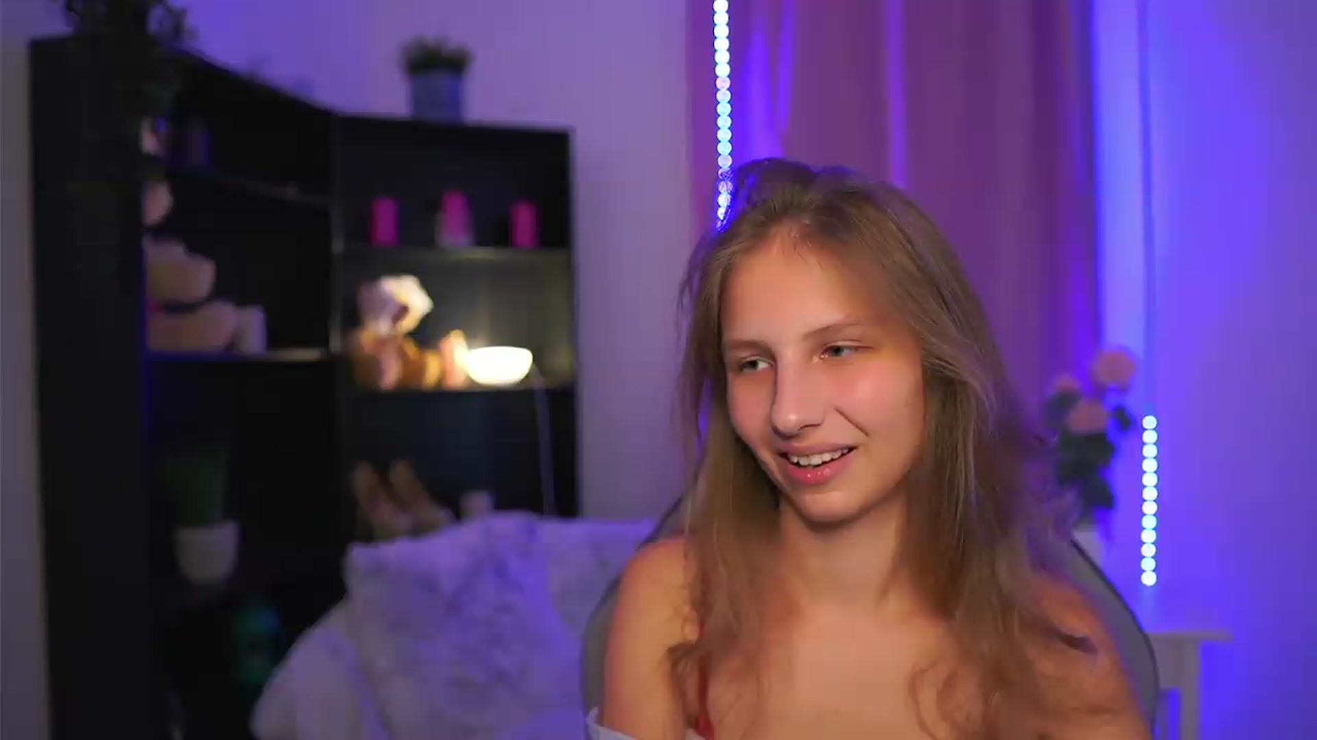 Gallery image thumbnail from Emmie_murray's myfreecams stream on, 07/11/2026, 21:51 image 5 of 20
