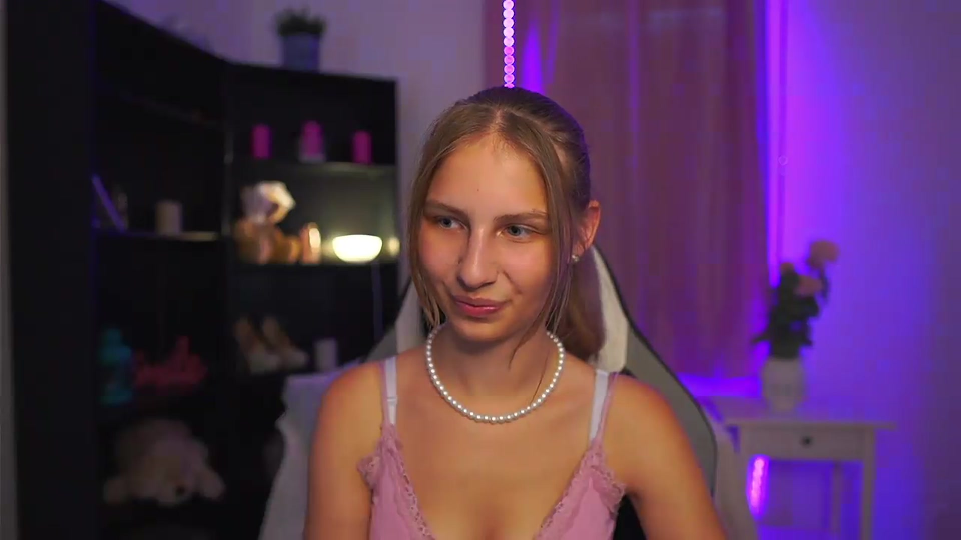 Gallery image thumbnail from Emmie_murray's myfreecams stream on, 07/21/2026, 13:38 image 9 of 20