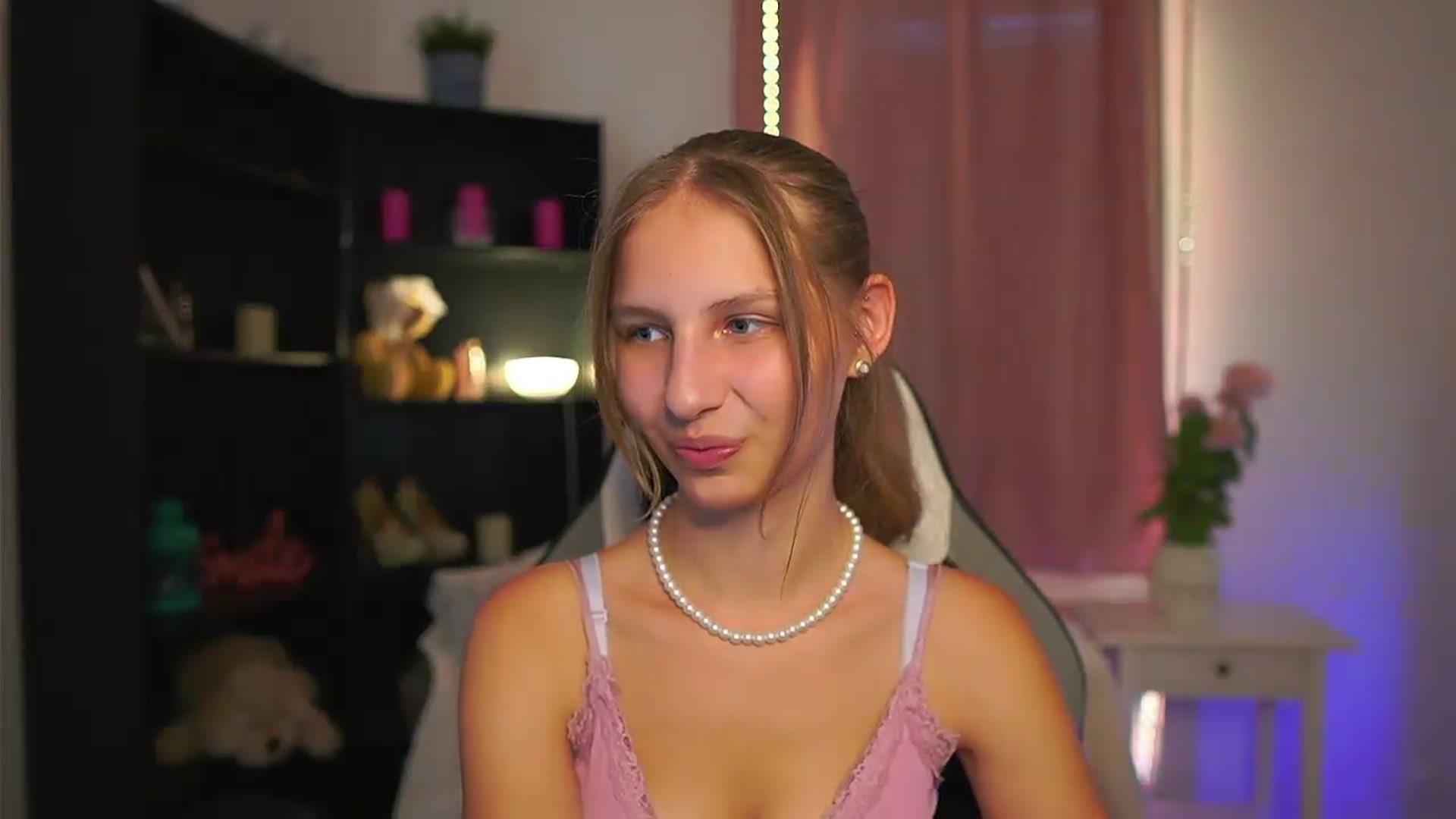 Gallery image thumbnail from Emmie_murray's myfreecams stream on, 07/21/2026, 13:38 image 8 of 20