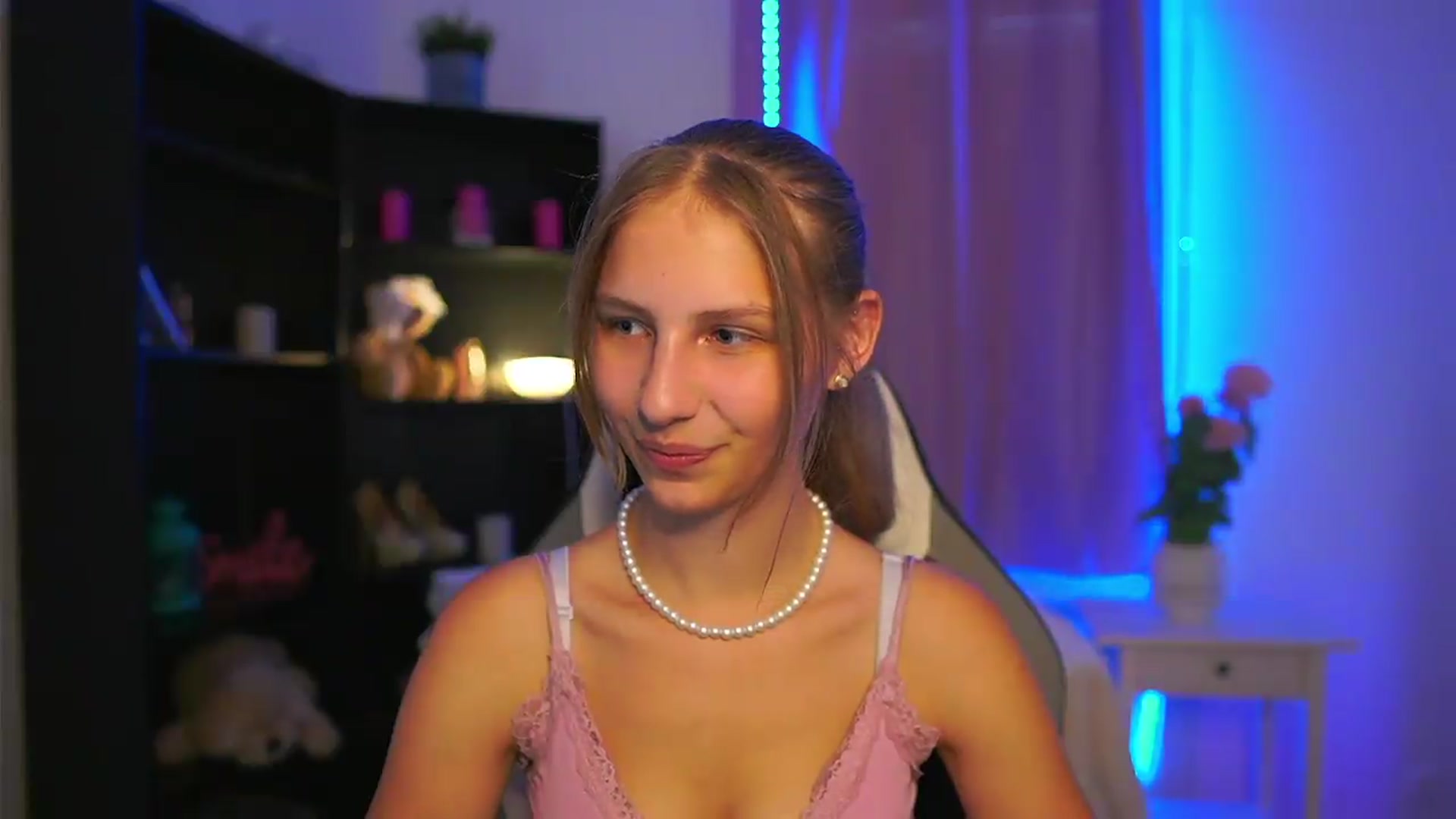 Gallery image thumbnail from Emmie_murray's myfreecams stream on, 07/21/2026, 13:38 image 4 of 20