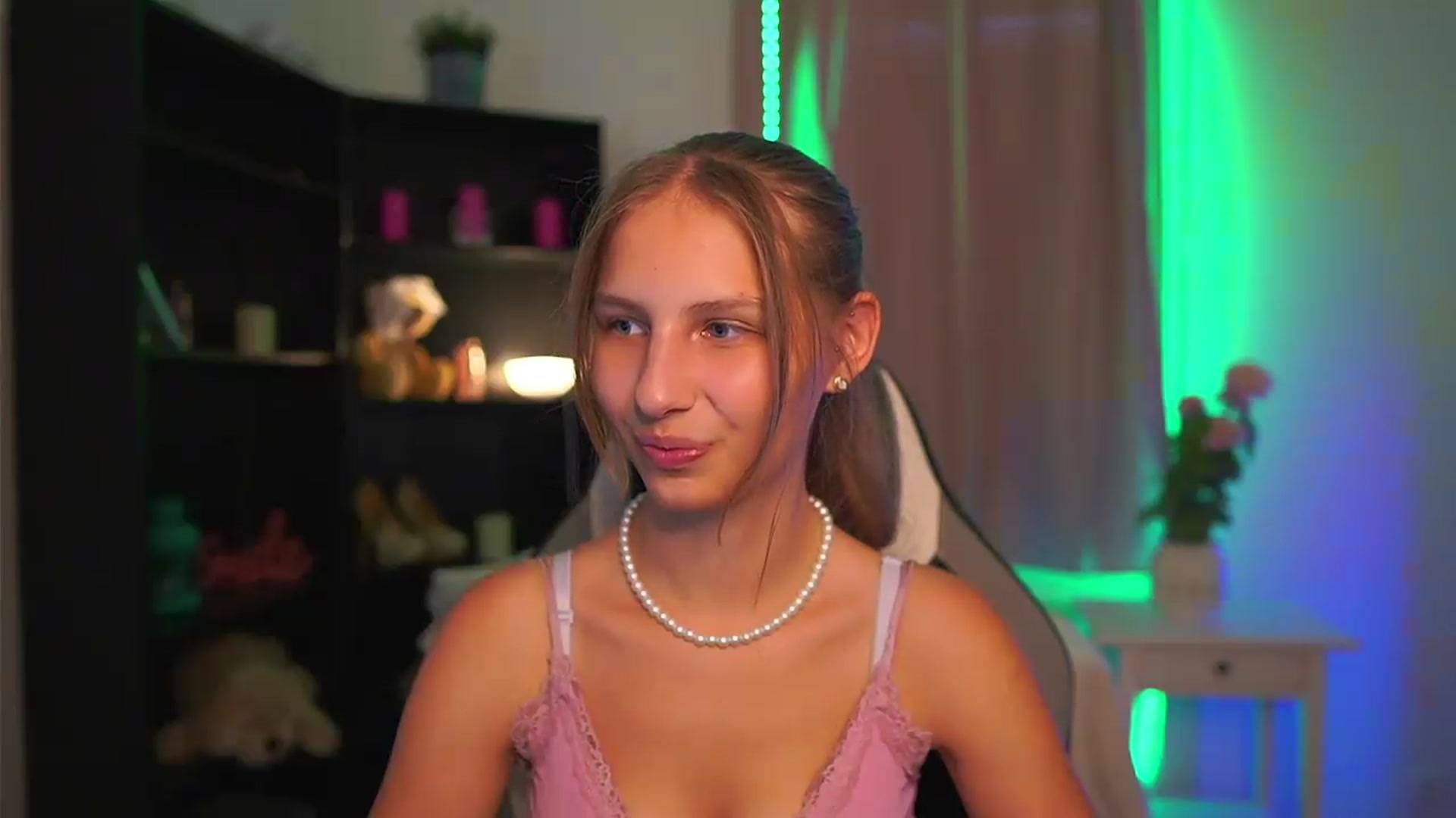 Gallery image thumbnail from Emmie_murray's myfreecams stream on, 07/21/2026, 13:38 image 6 of 20
