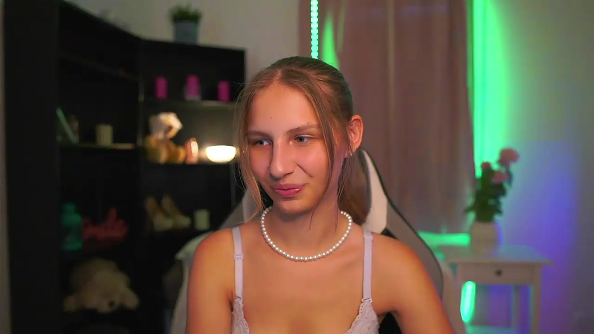 Gallery image thumbnail from Emmie_murray's myfreecams stream on, 07/21/2026, 14:17 image 9 of 20