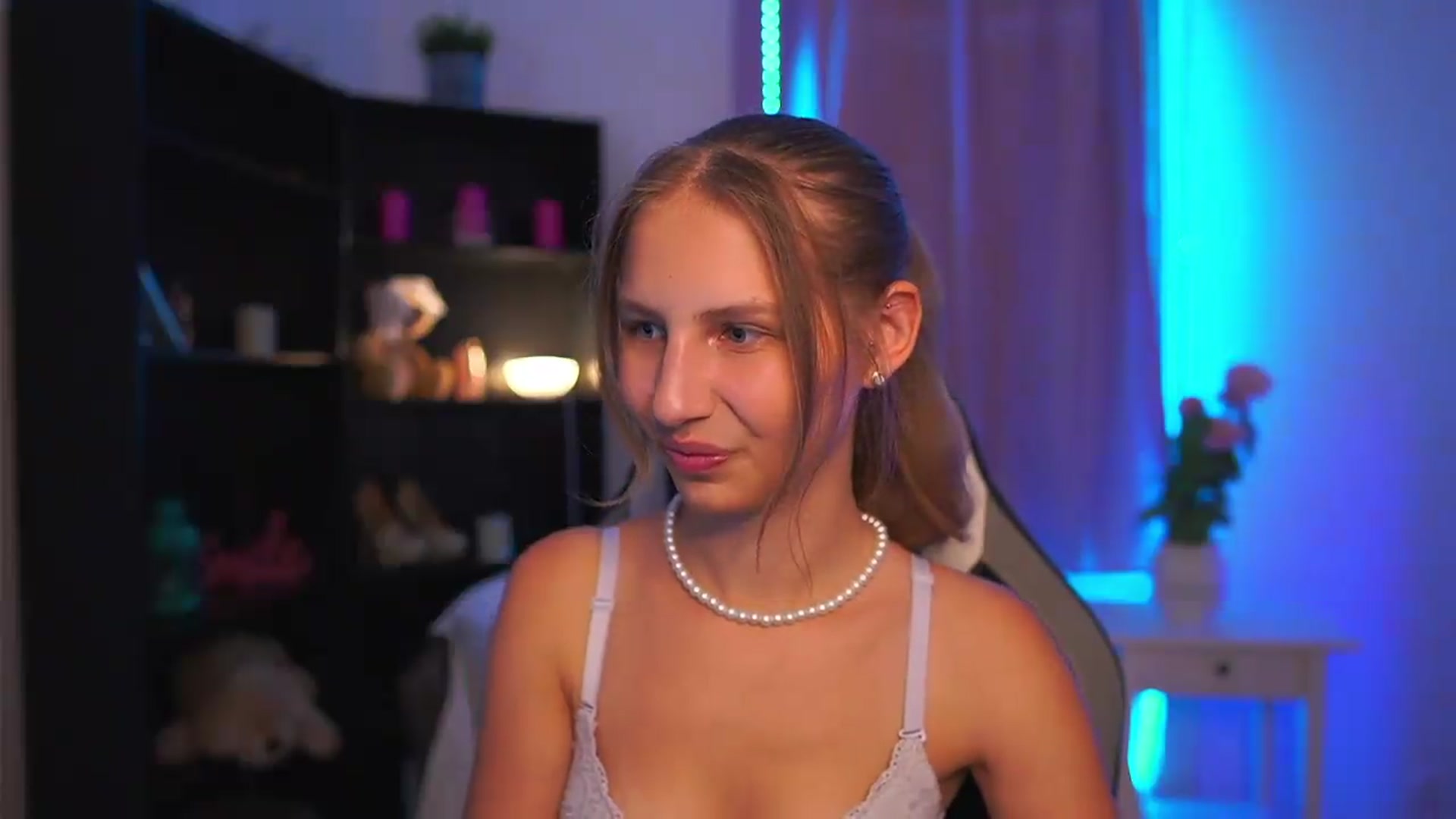 Gallery image thumbnail from Emmie_murray's myfreecams stream on, 07/21/2026, 14:17 image 11 of 20