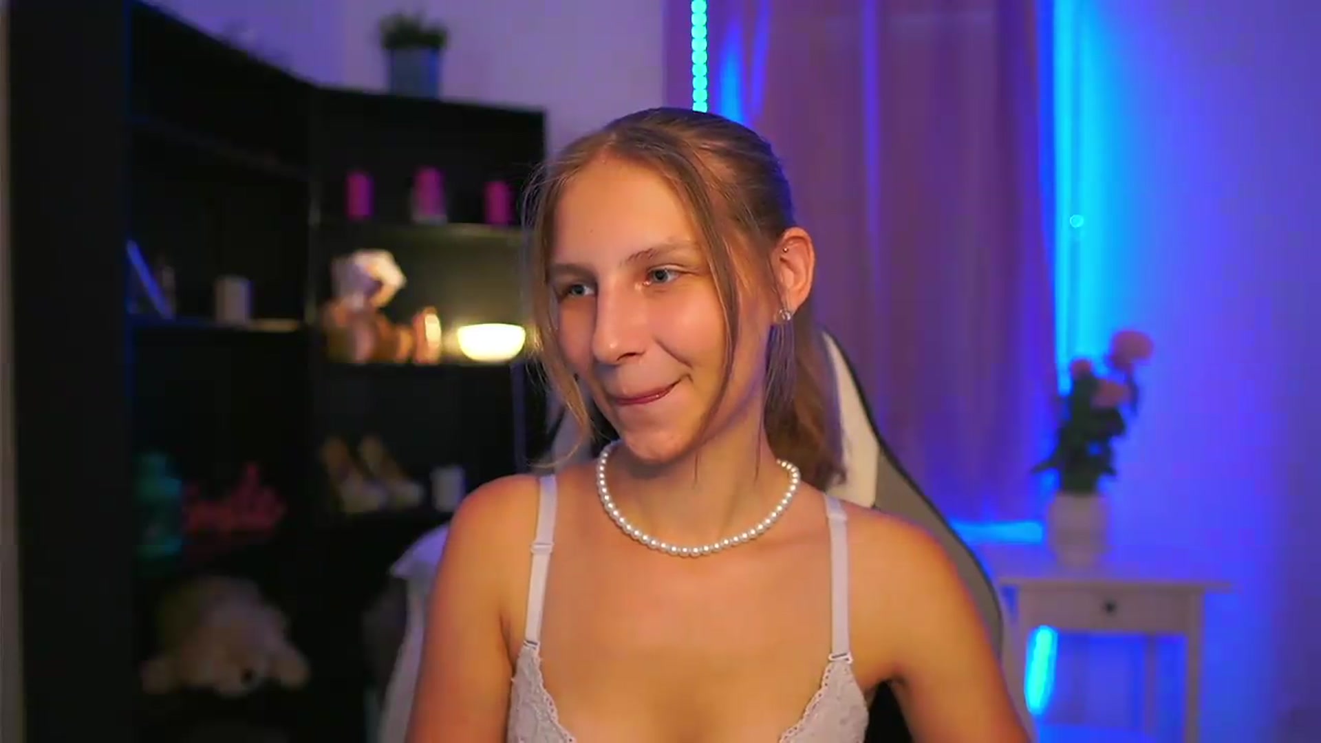 Gallery image thumbnail from Emmie_murray's myfreecams stream on, 07/21/2026, 14:17 image 8 of 20