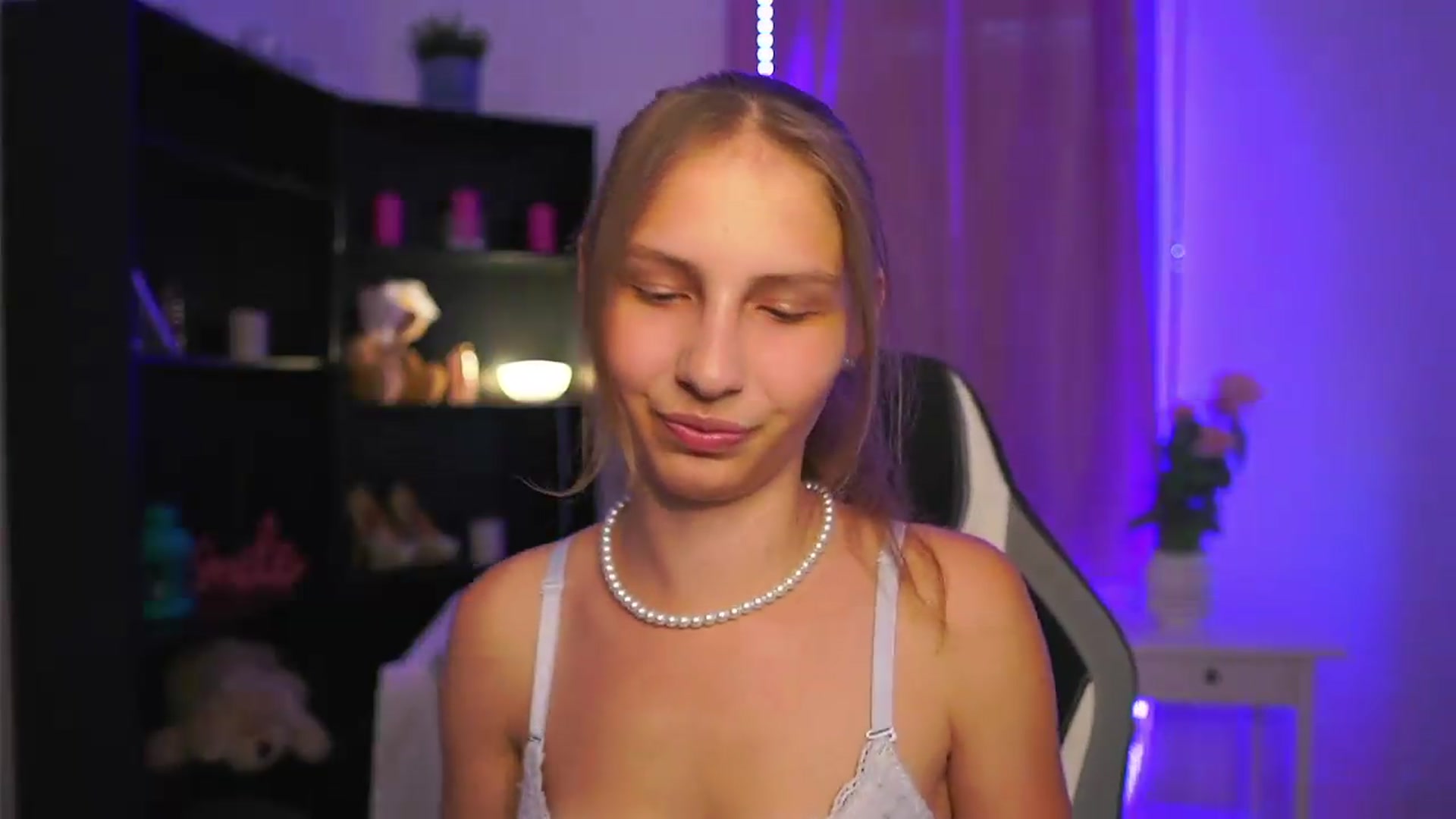 Gallery image thumbnail from Emmie_murray's myfreecams stream on, 07/21/2026, 16:49 image 3 of 20