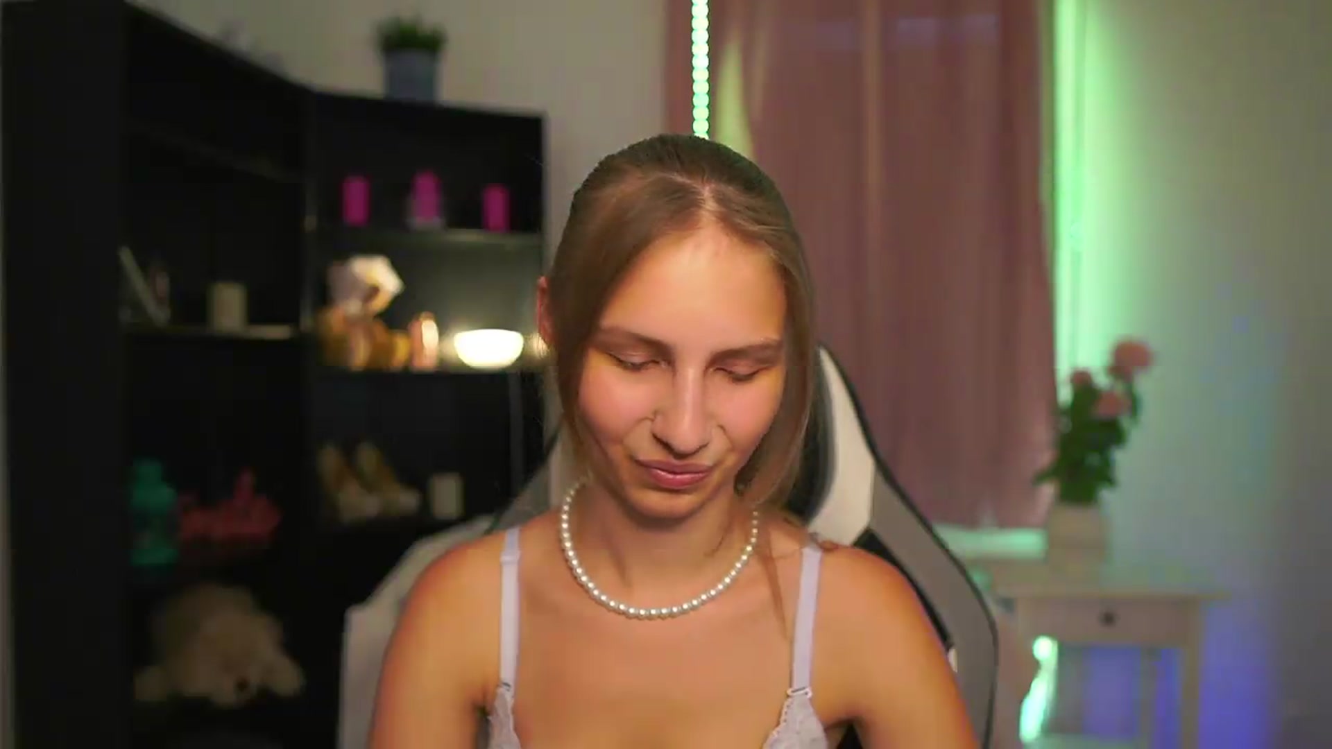 Gallery image thumbnail from Emmie_murray's myfreecams stream on, 07/21/2026, 16:49 image 2 of 20