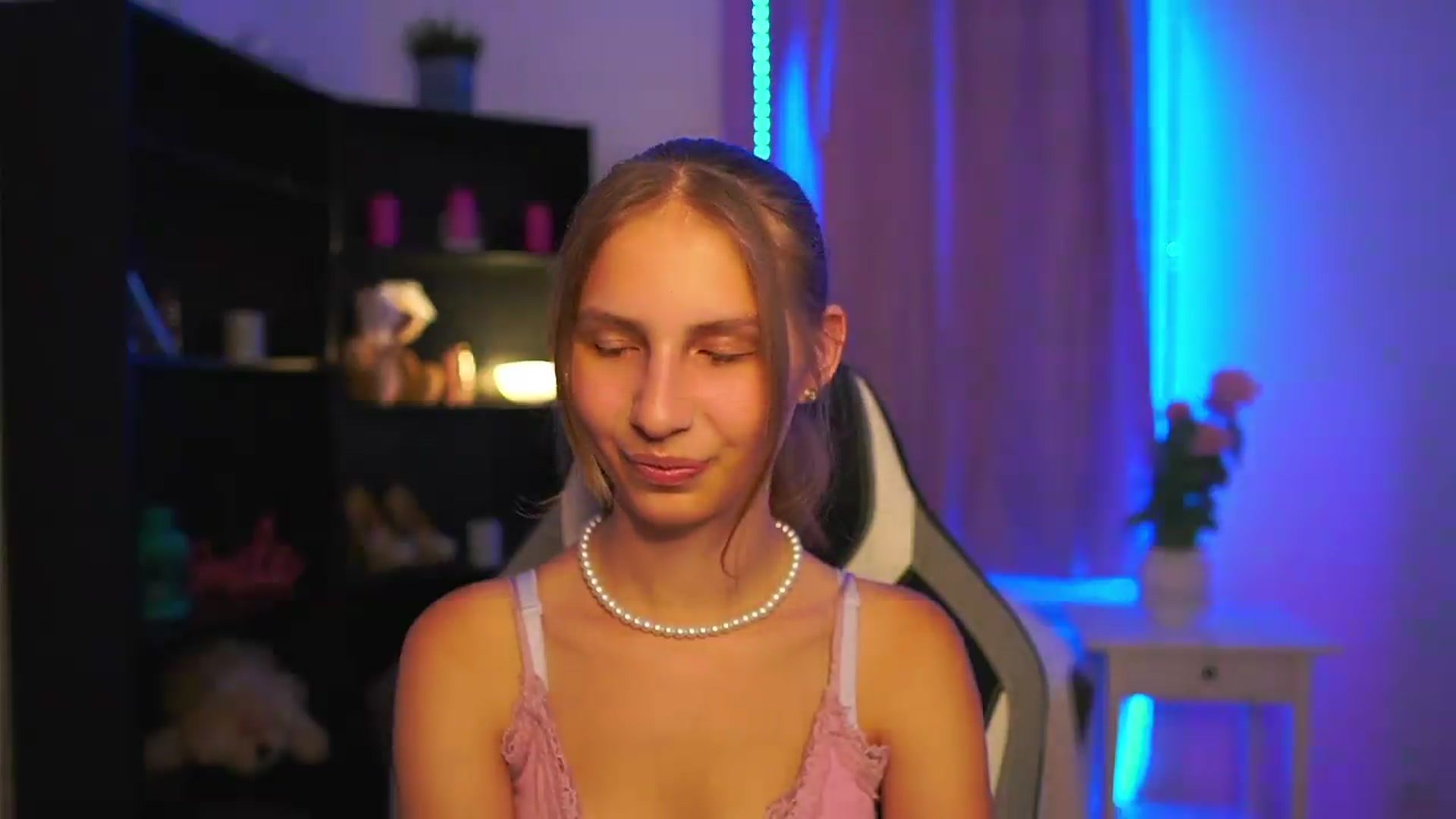 Gallery image thumbnail from Emmie_murray's myfreecams stream on, 07/21/2026, 18:01 image 10 of 20