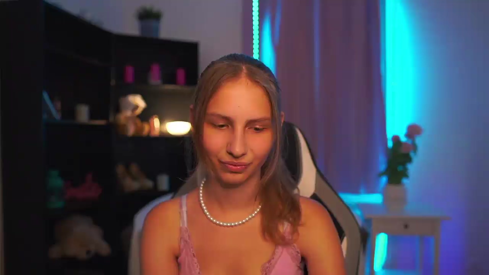 Gallery image thumbnail from Emmie_murray's myfreecams stream on, 07/21/2026, 18:01 image 1 of 20