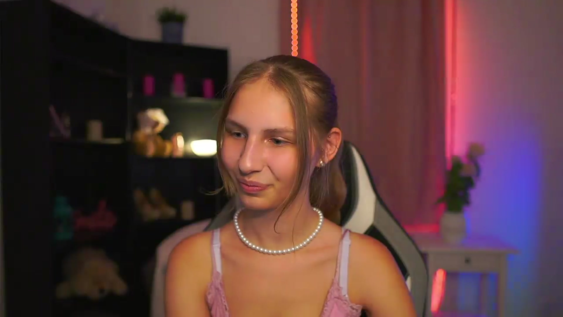 Gallery image thumbnail from Emmie_murray's myfreecams stream on, 07/21/2026, 18:01 image 13 of 20