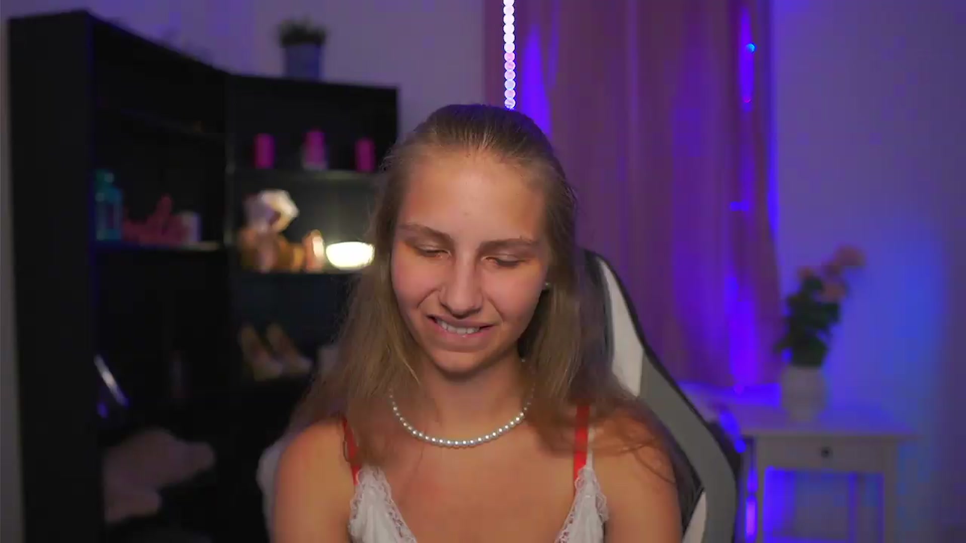 Gallery image thumbnail from Emmie_murray's myfreecams stream on, 07/22/2026, 19:53 image 6 of 20