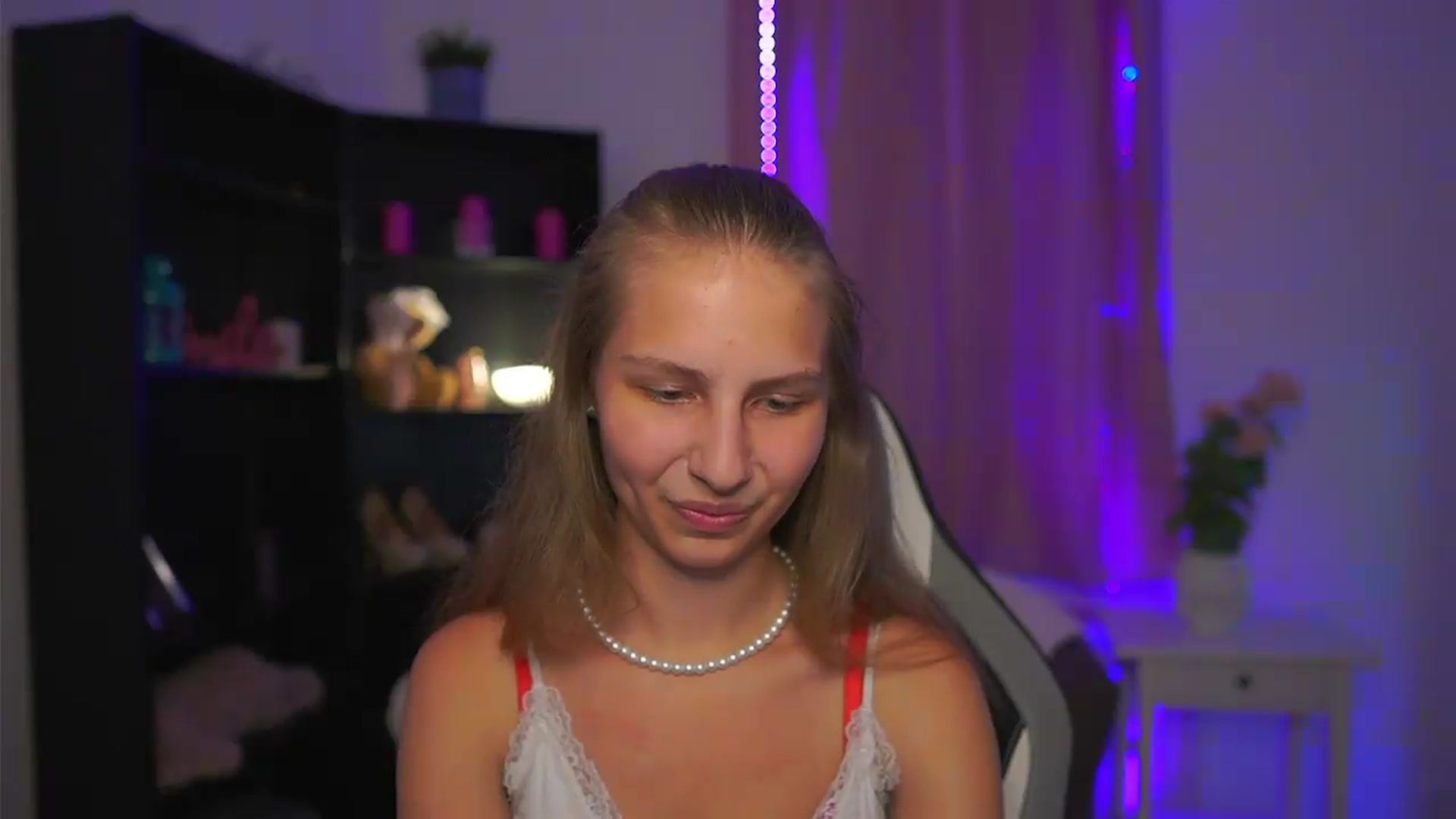 Gallery image thumbnail from Emmie_murray's myfreecams stream on, 07/22/2026, 19:53 image 5 of 20