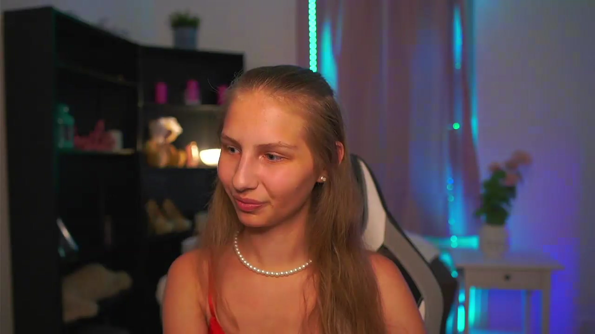Gallery image thumbnail from Emmie_murray's myfreecams stream on, 07/22/2026, 19:53 image 18 of 20