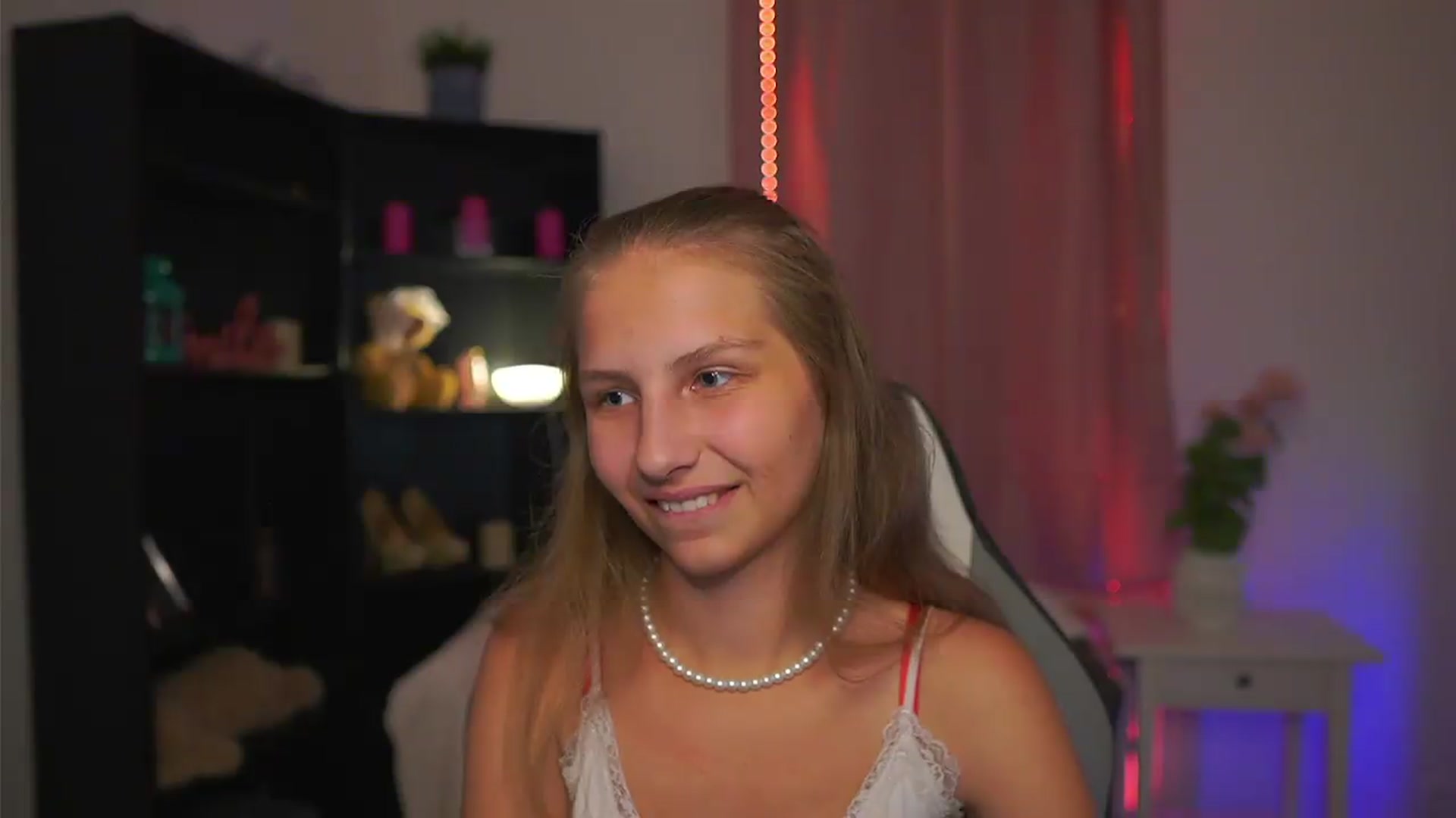 Gallery image thumbnail from Emmie_murray's myfreecams stream on, 07/22/2026, 19:53 image 11 of 20