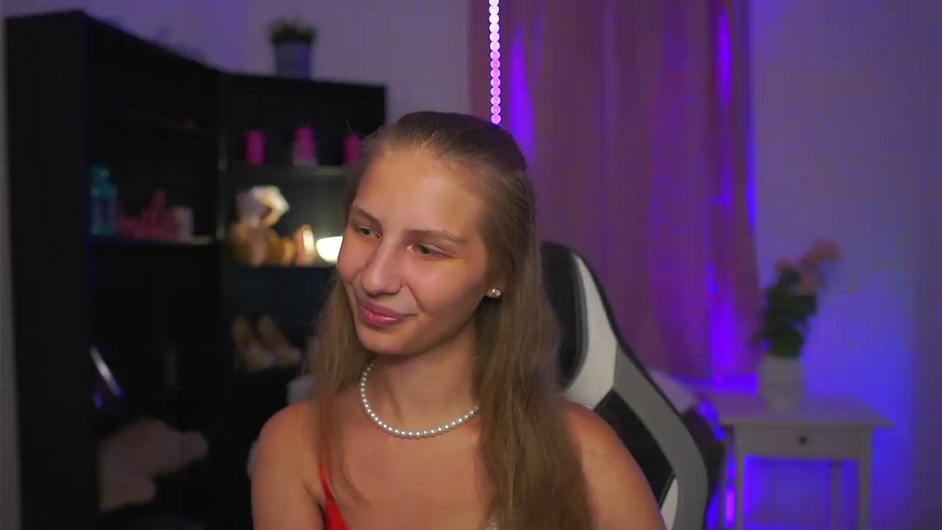 Gallery image thumbnail from Emmie_murray's myfreecams stream on, 07/22/2026, 19:53 image 19 of 20