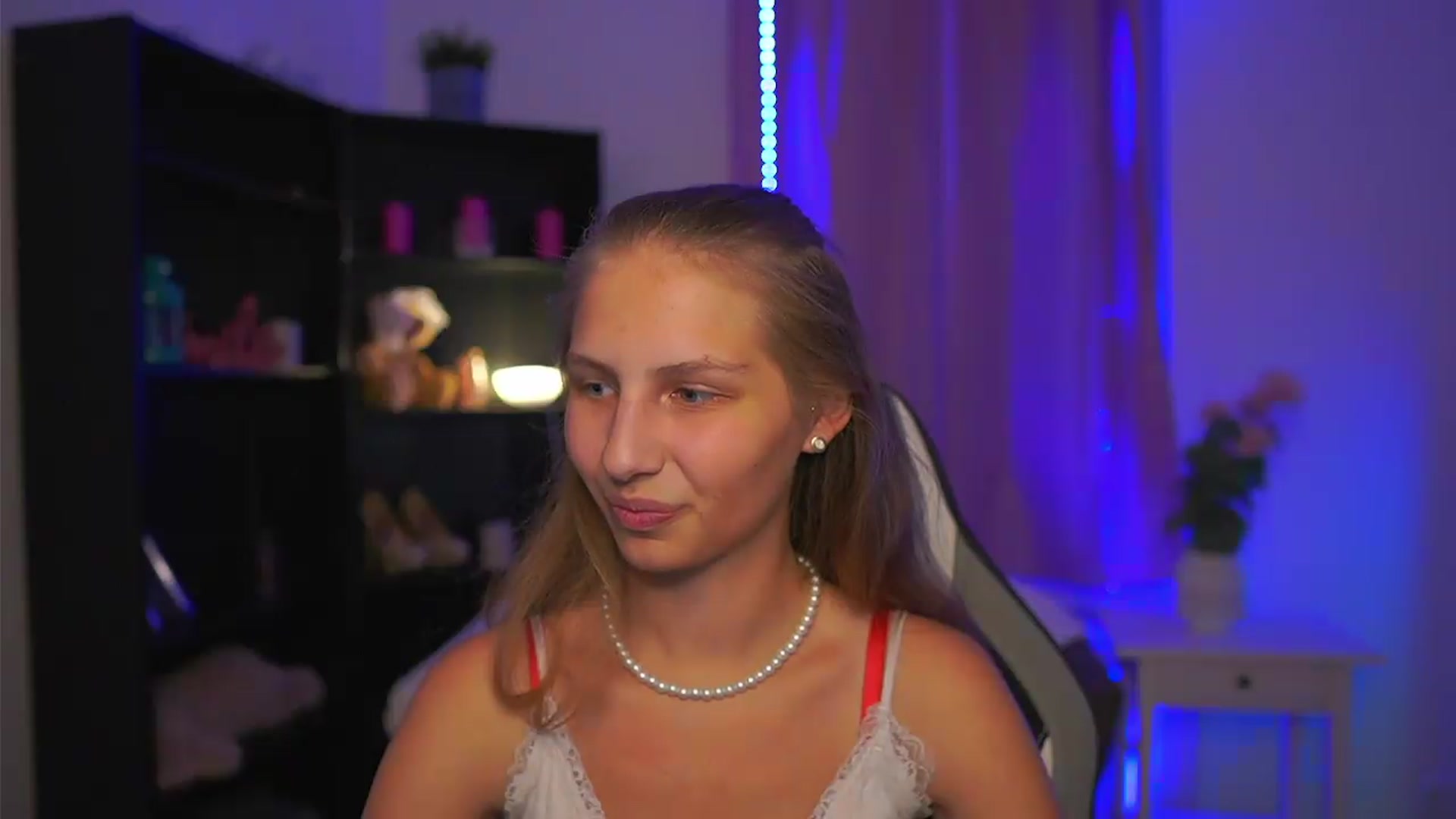 Gallery image thumbnail from Emmie_murray's myfreecams stream on, 07/22/2026, 19:53 image 10 of 20