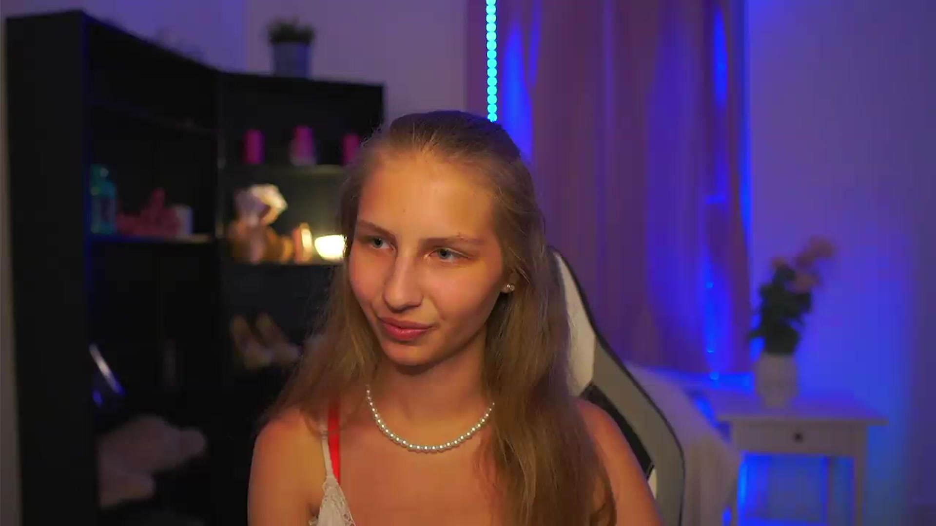 Gallery image thumbnail from Emmie_murray's myfreecams stream on, 07/22/2026, 21:42 image 1 of 20