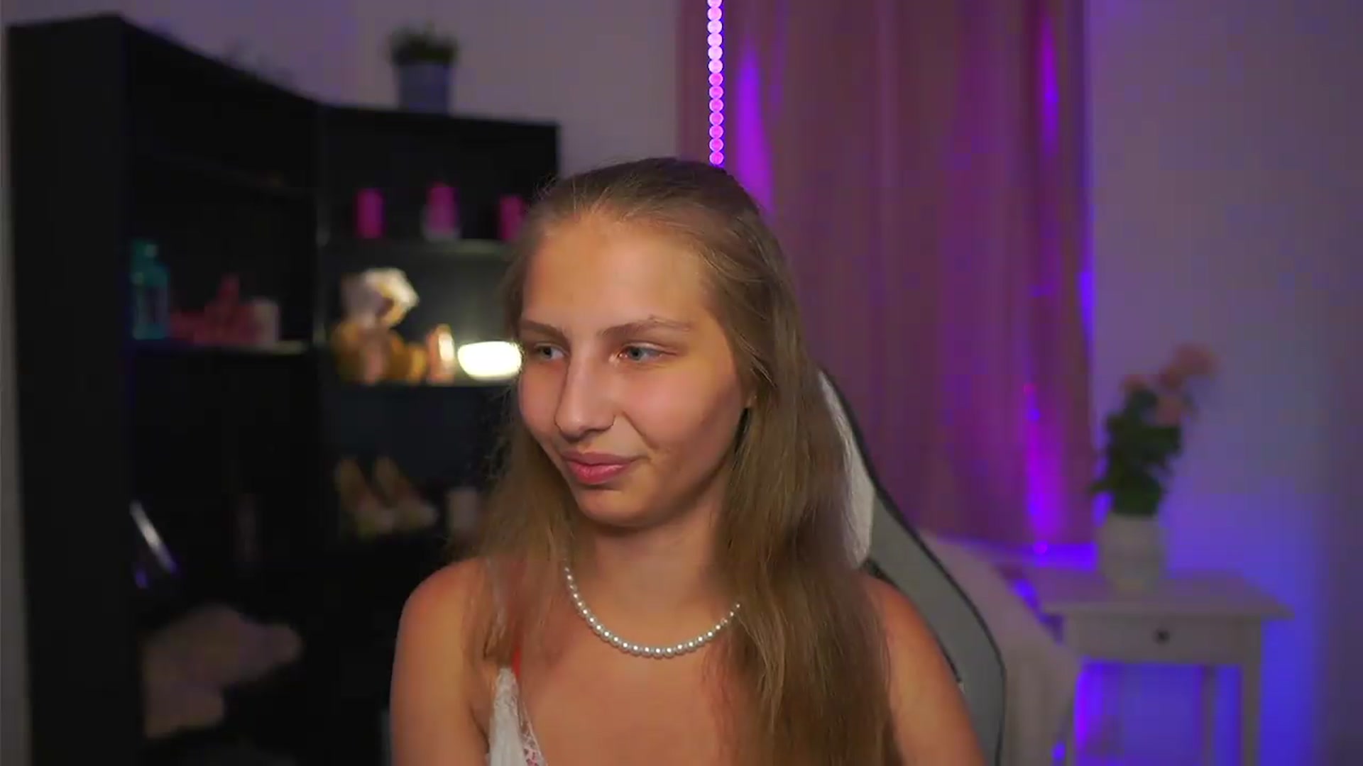 Gallery image thumbnail from Emmie_murray's myfreecams stream on, 07/22/2026, 21:42 image 2 of 20