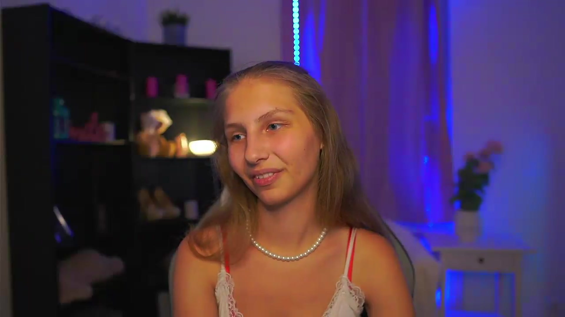 Gallery image thumbnail from Emmie_murray's myfreecams stream on, 07/22/2026, 23:19 image 11 of 20