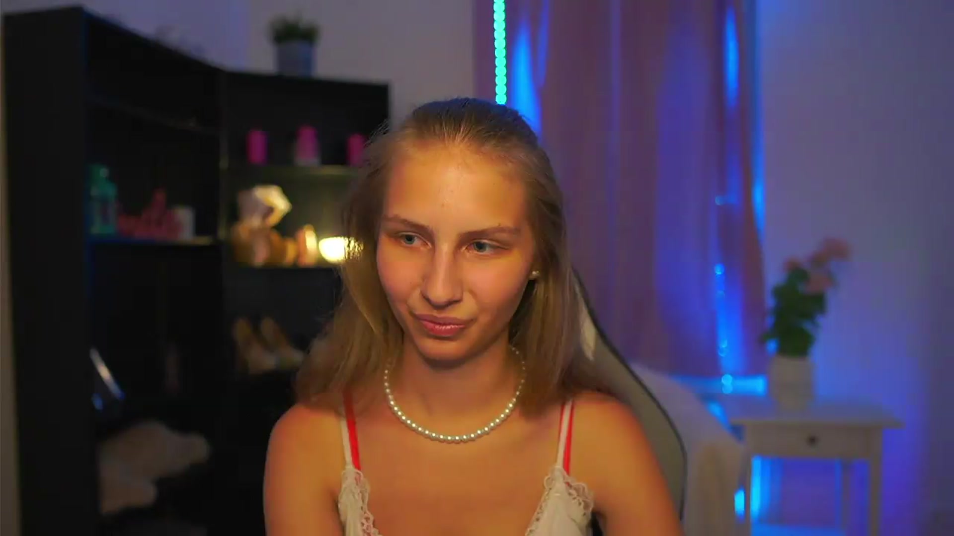Gallery image thumbnail from Emmie_murray's myfreecams stream on, 07/22/2026, 23:19 image 10 of 20