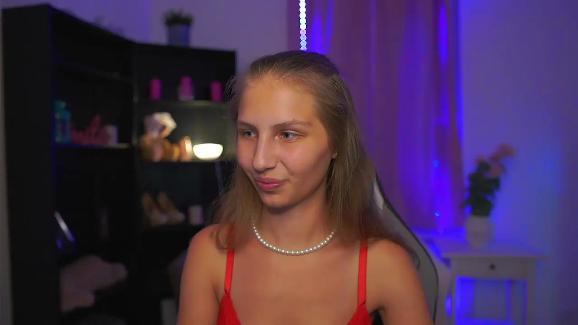 Gallery image thumbnail from Emmie_murray's myfreecams stream on, 07/22/2026, 23:19 image 17 of 20