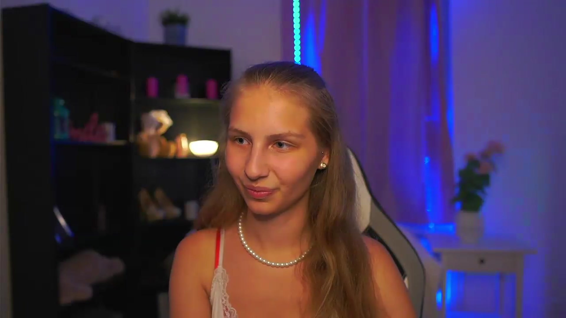 Gallery image thumbnail from Emmie_murray's myfreecams stream on, 07/22/2026, 23:19 image 3 of 20