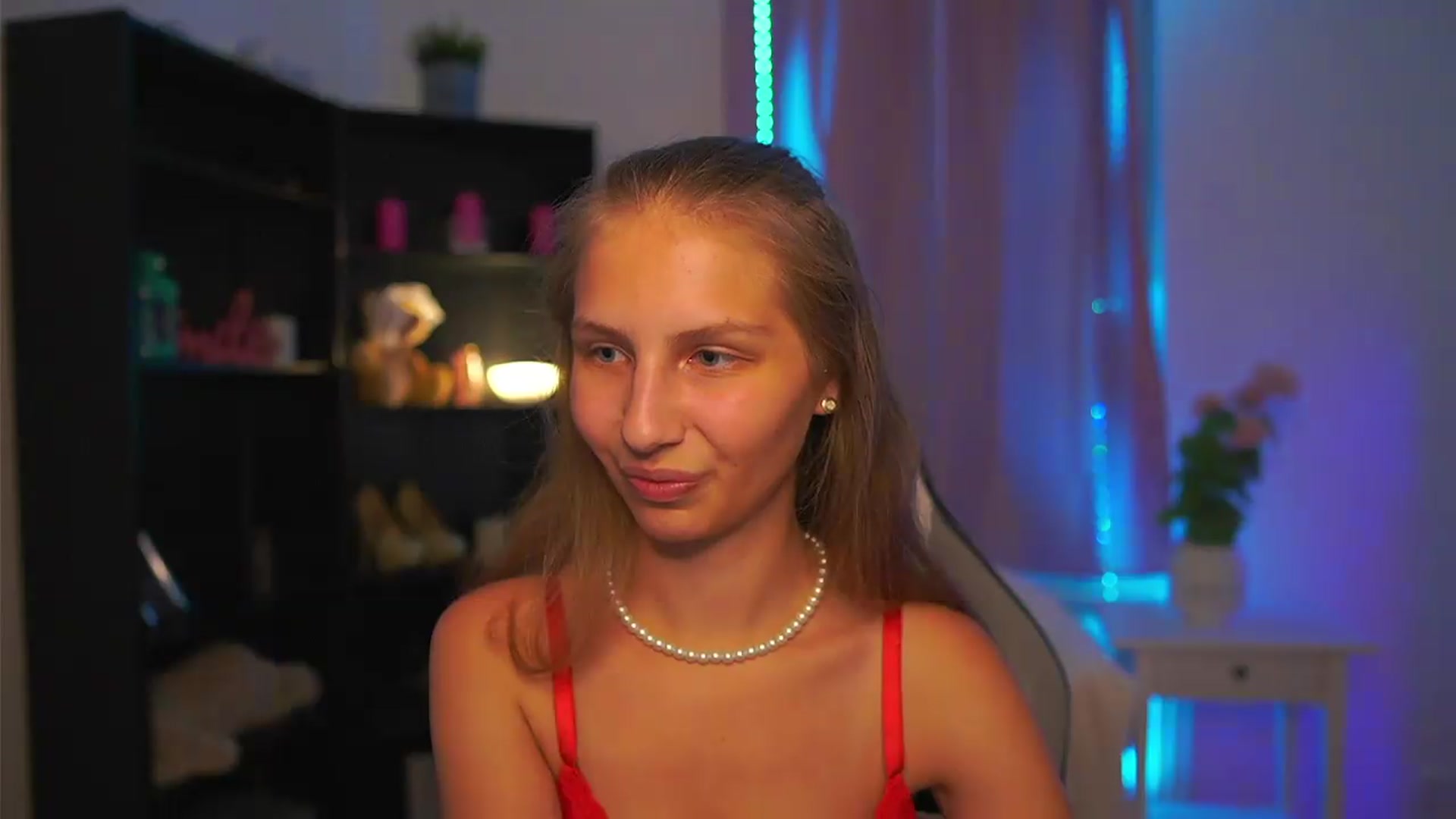Gallery image thumbnail from Emmie_murray's myfreecams stream on, 07/22/2026, 23:19 image 18 of 20
