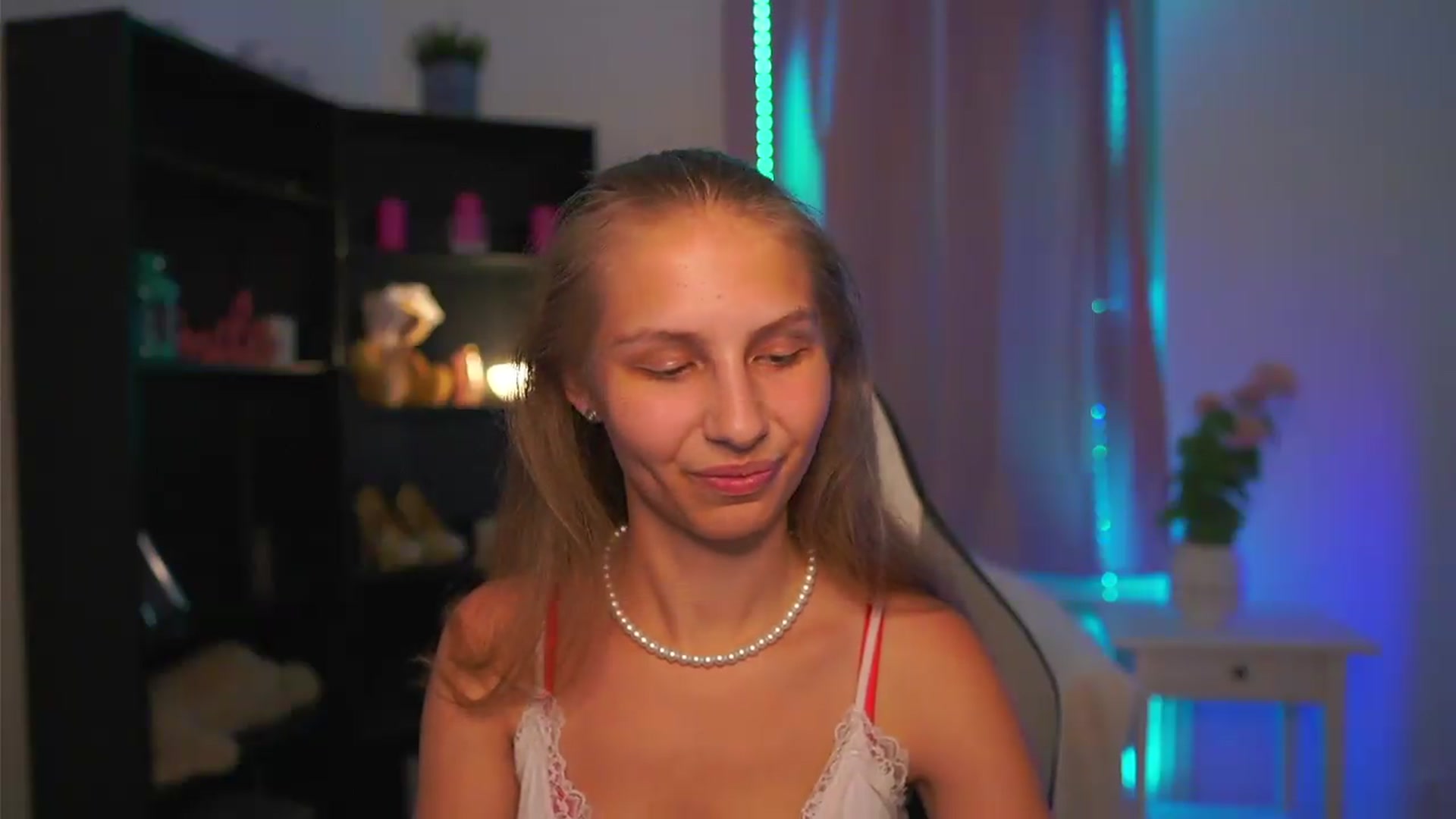 Gallery image thumbnail from Emmie_murray's myfreecams stream on, 07/22/2026, 23:19 image 12 of 20
