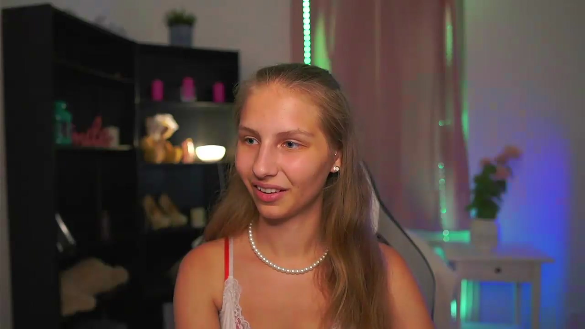 Gallery image thumbnail from Emmie_murray's myfreecams stream on, 07/22/2026, 23:19 image 2 of 20